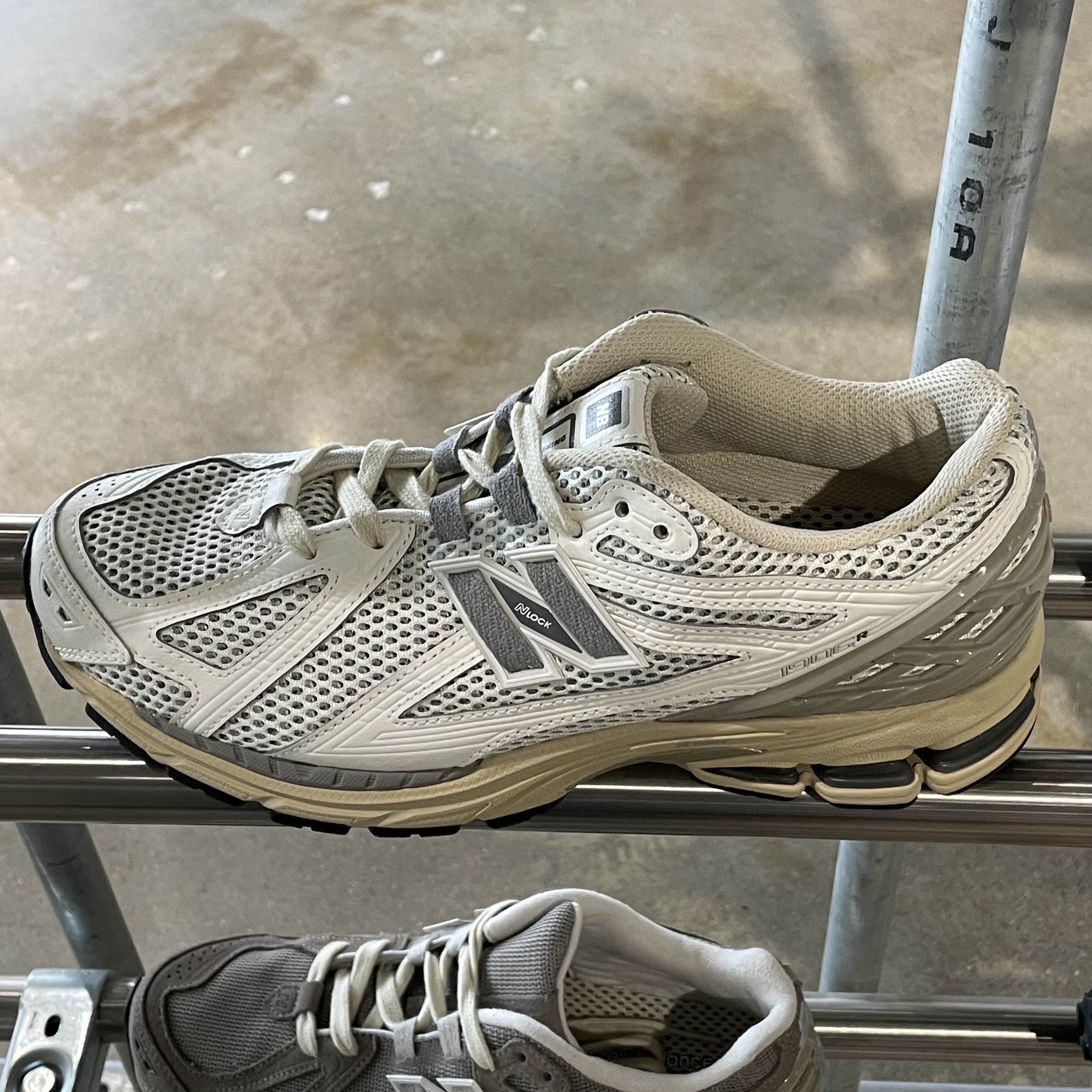 New Balance 1906R White Gray 착용 스타일 - 2