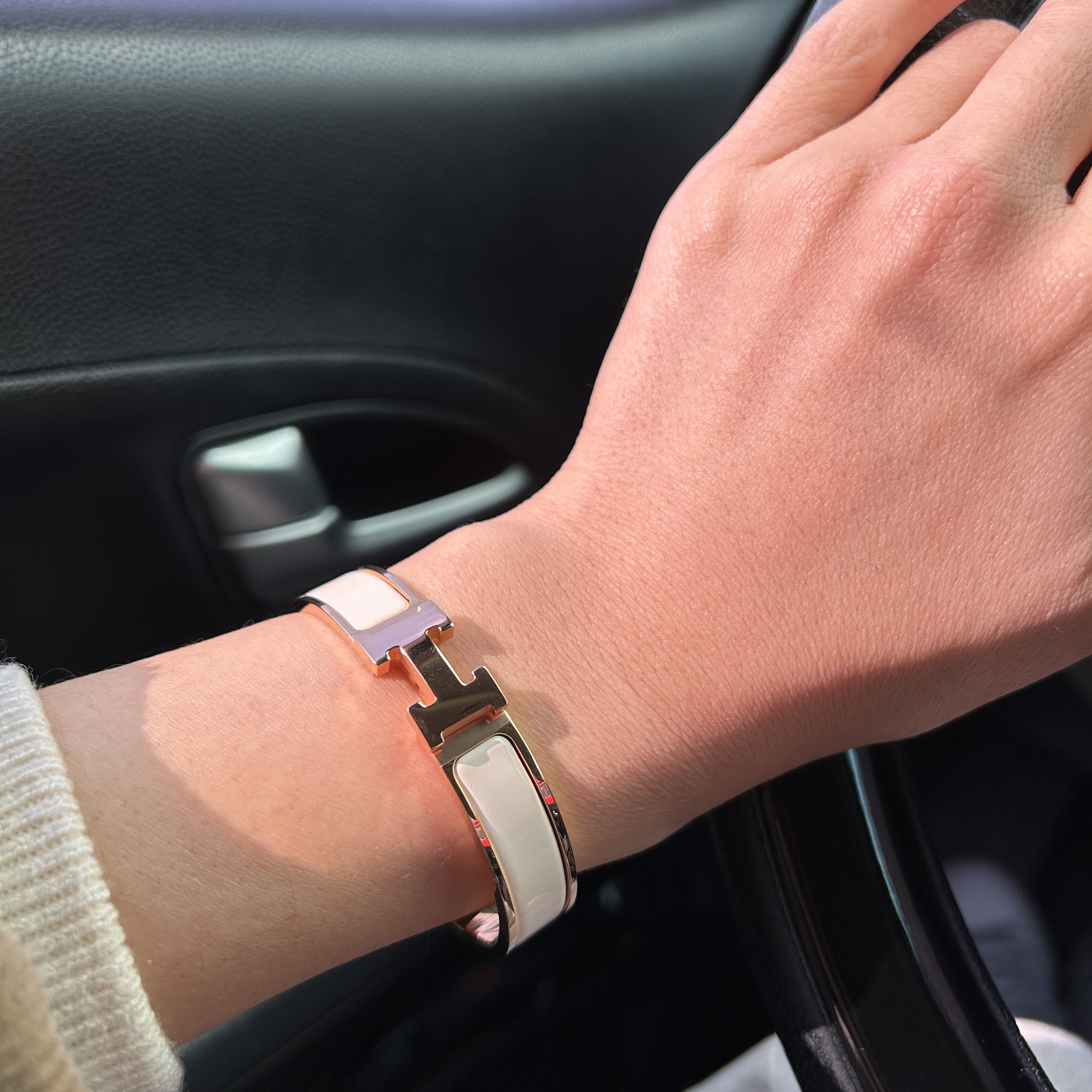 (W) Hermes Clic H Bracelet Rose Gold & Creme 착용 스타일