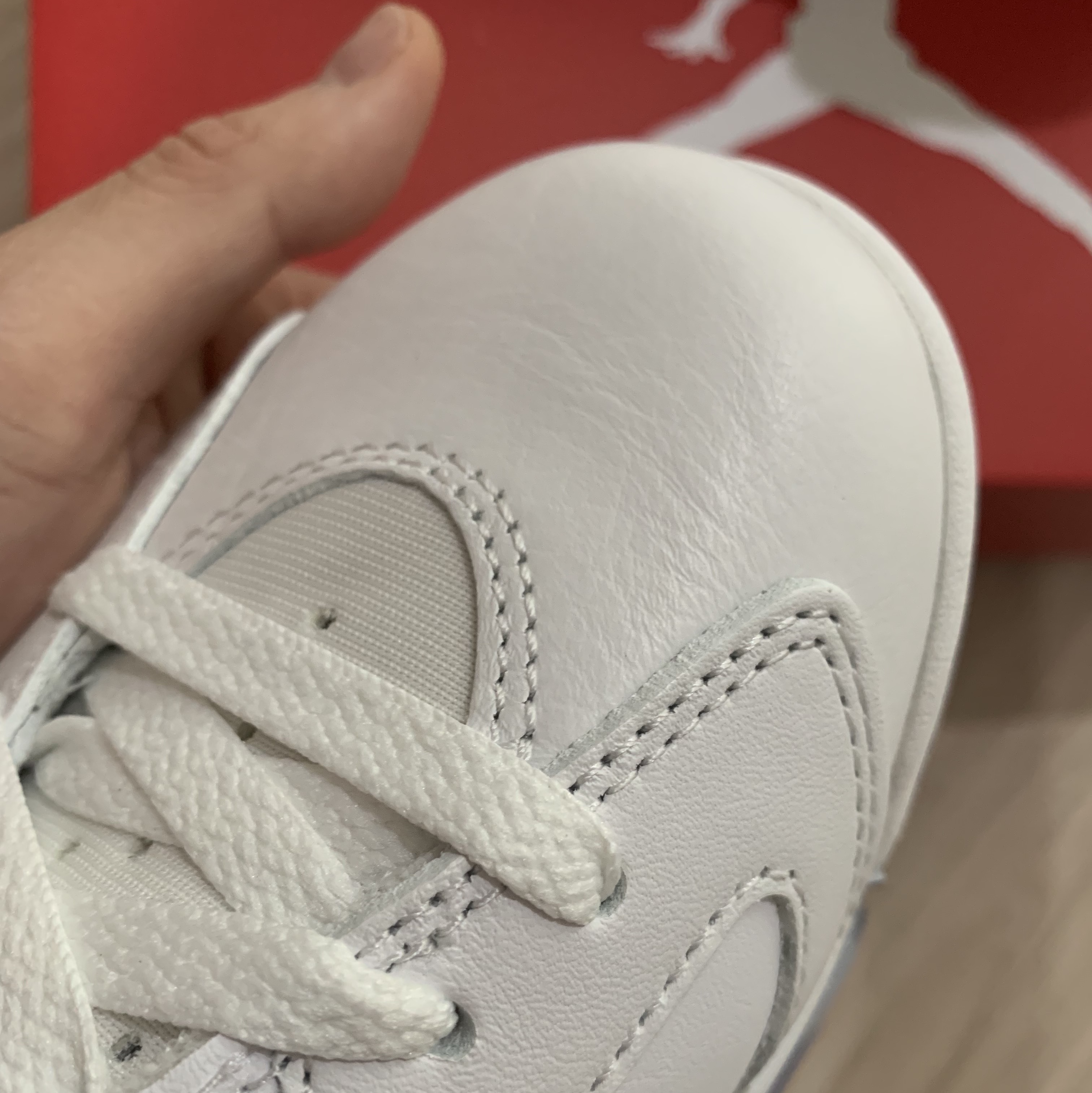 Jordan 6 Retro White and University Red 착용 스타일 - 3