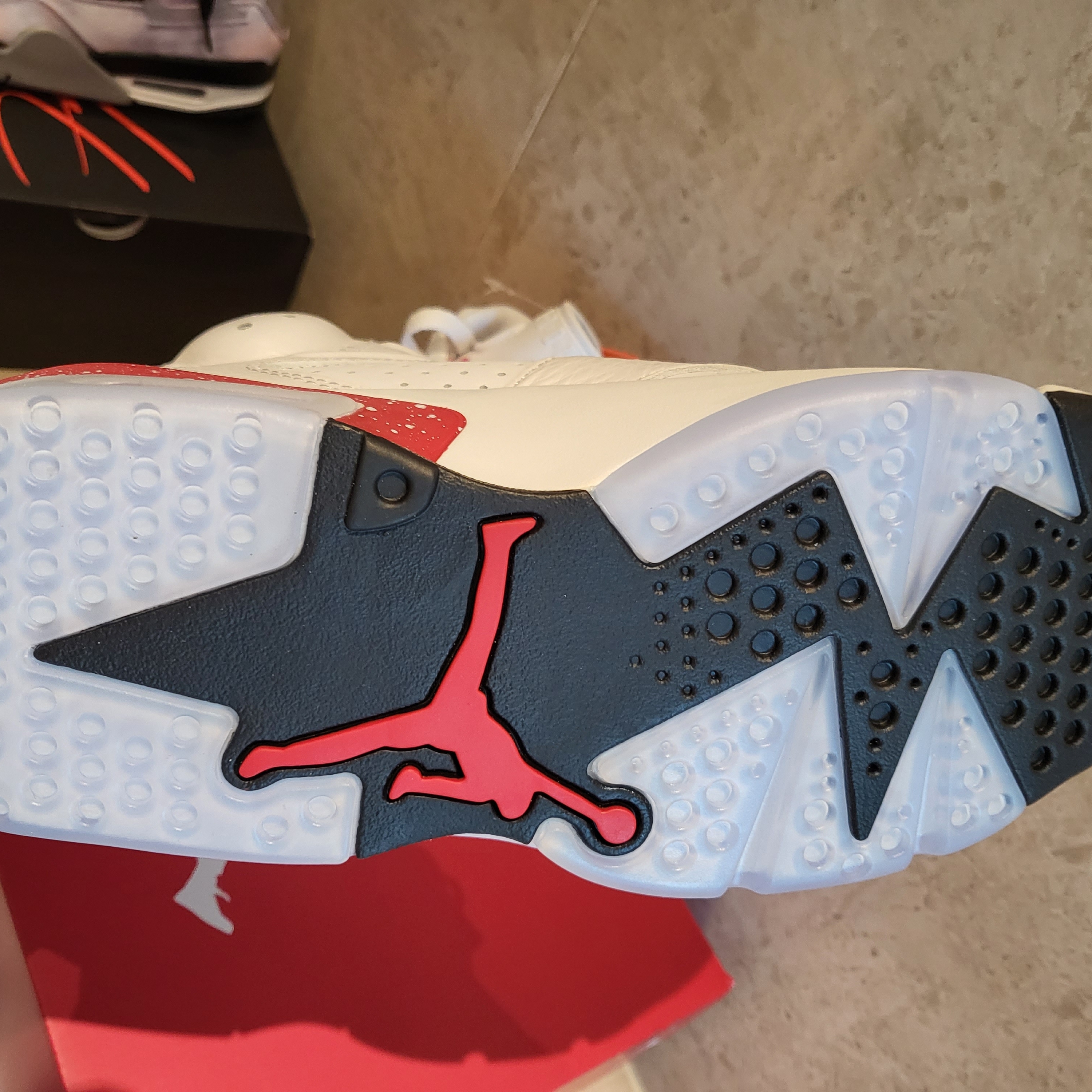 Jordan 6 Retro White and University Red 착용 스타일 - 4