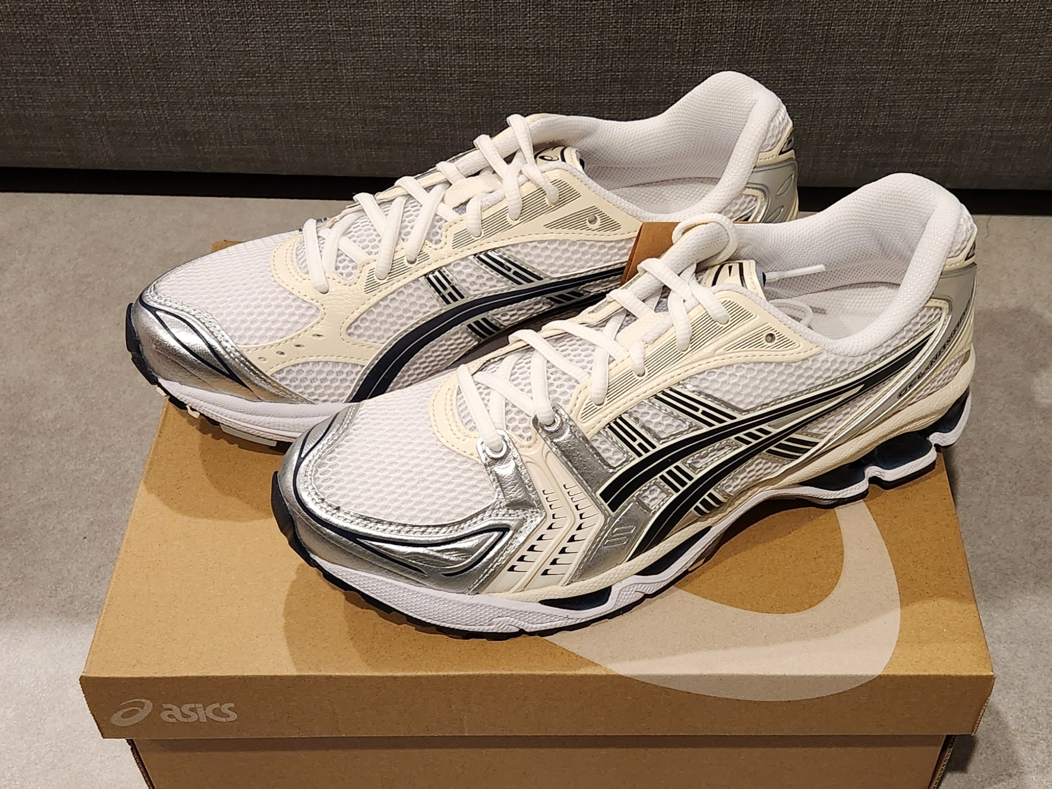 (W) Asics Gel-Kayano 14 White Midnight 착용 스타일
