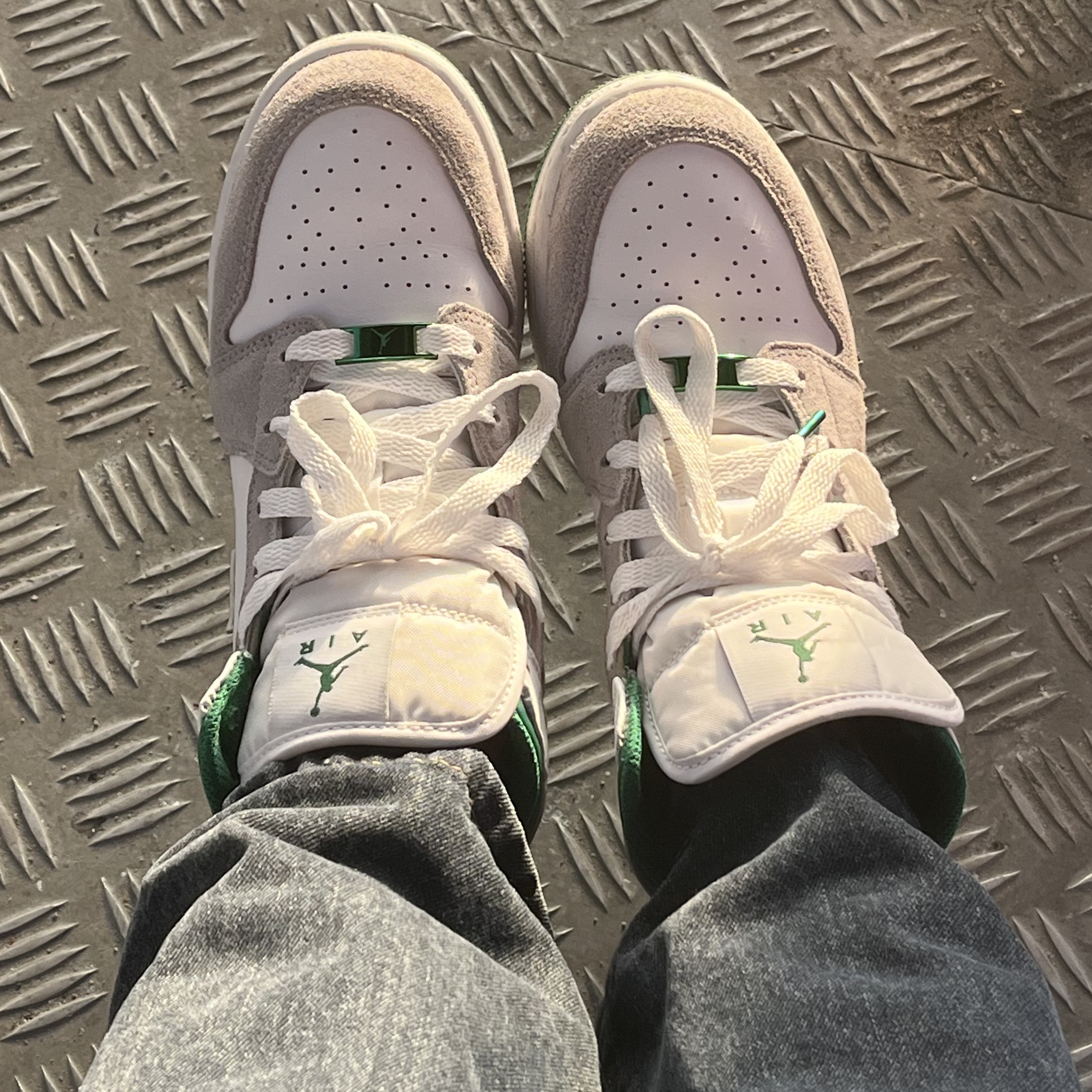 Jordan 1 Mid SE Pine Green Light Smoke Grey 착용 스타일 - 2