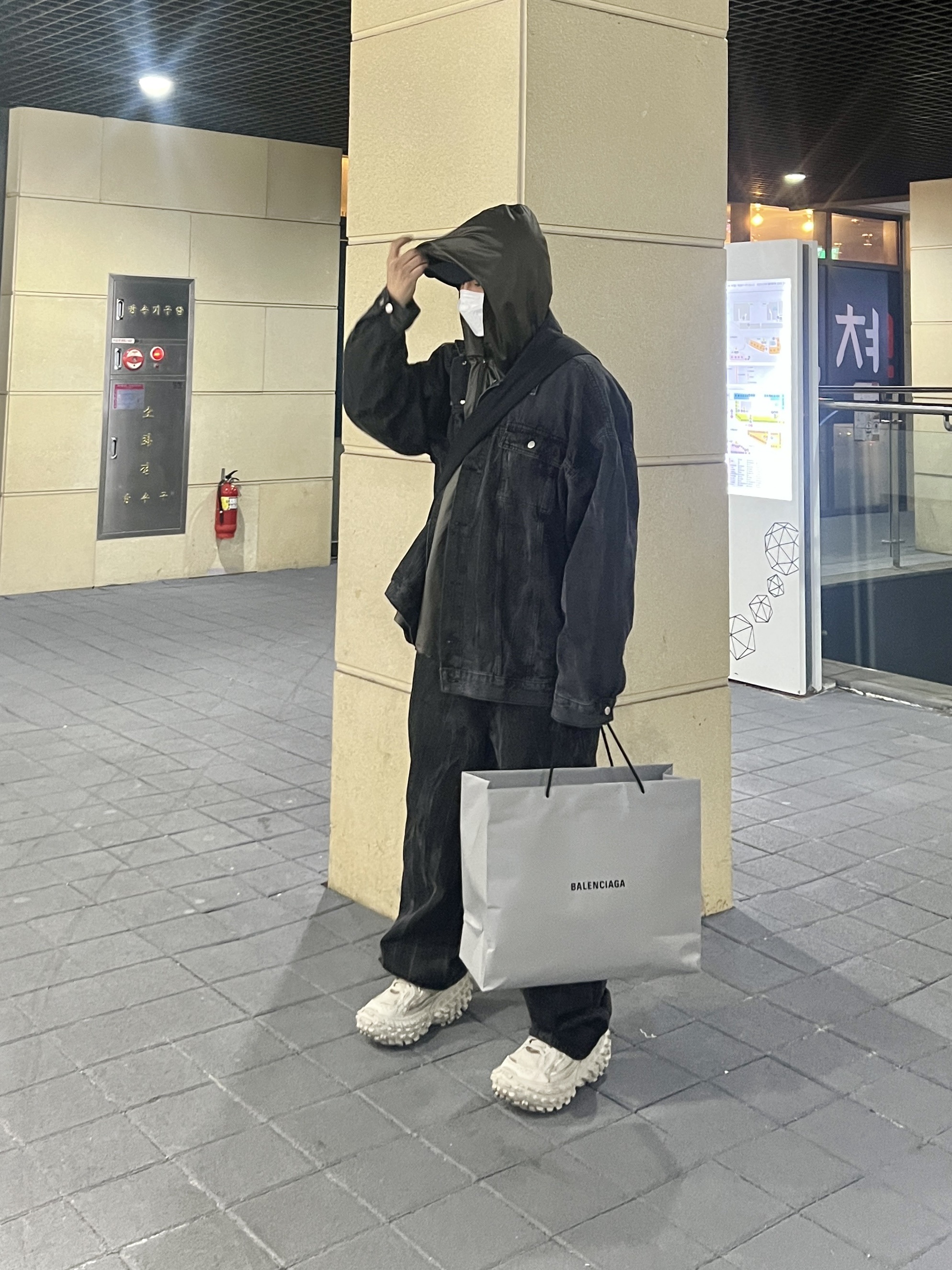 Balenciaga Defender Sneakers Beige 착용 스타일 - 4