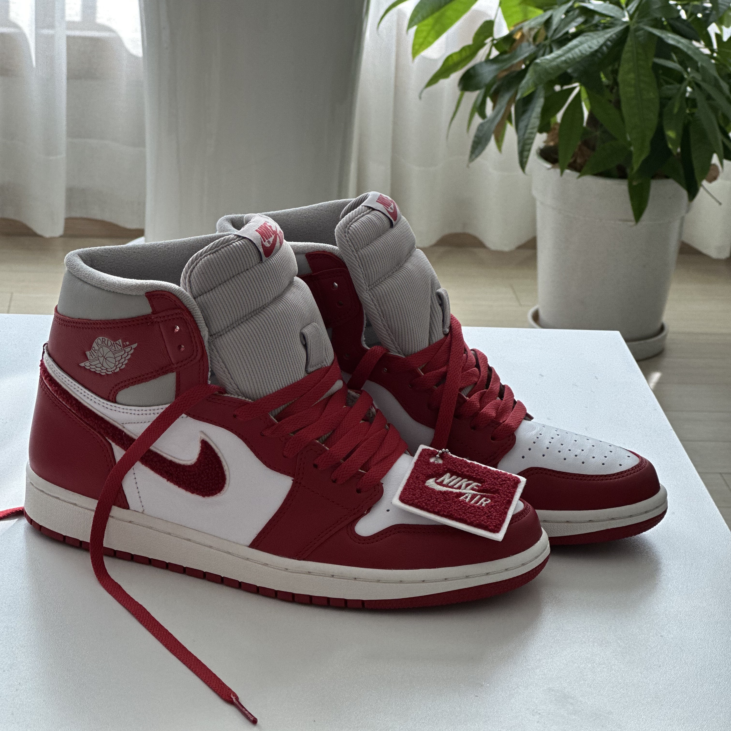 (W) Jordan 1 Retro High OG Varsity Red 착용 스타일
