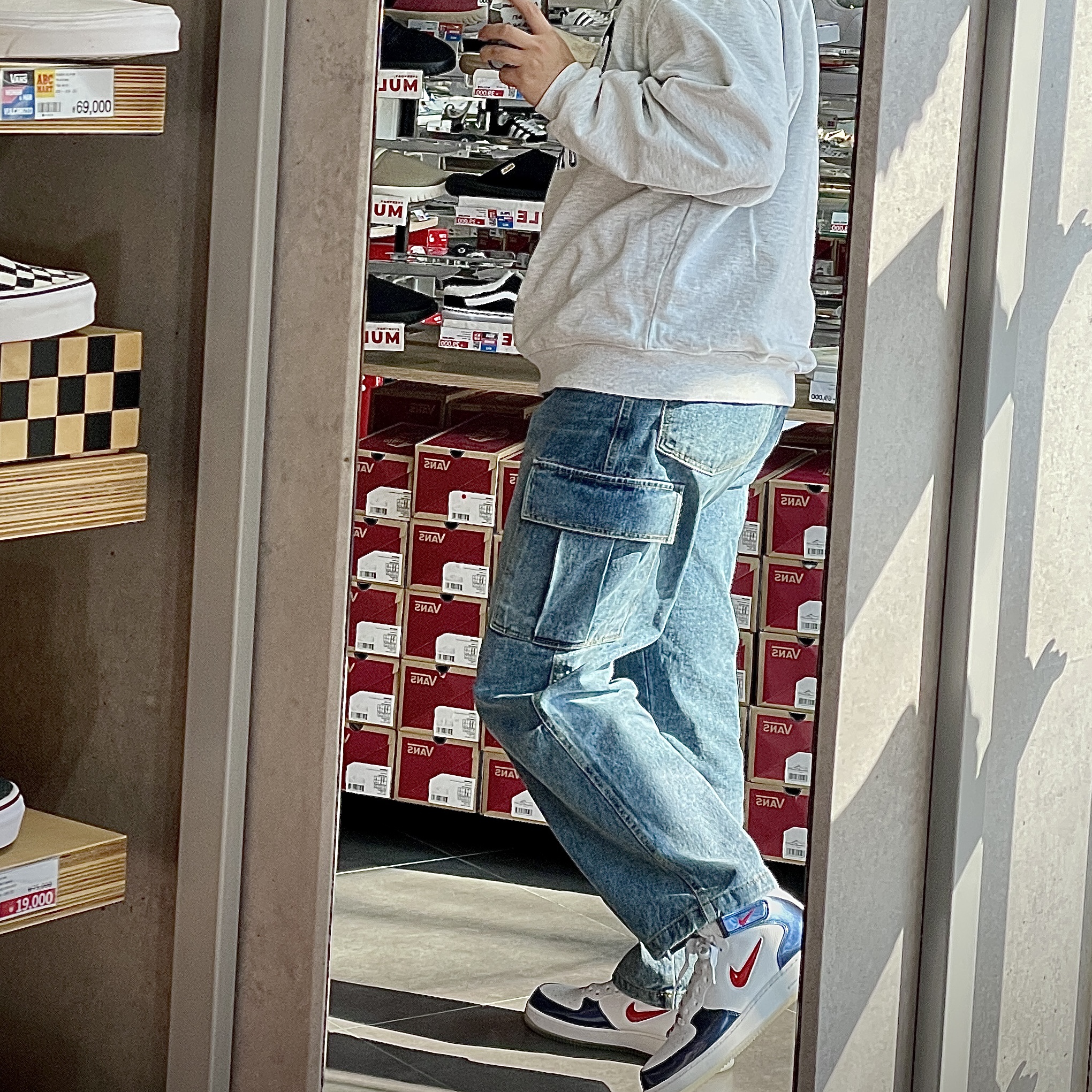 Nike Air Force 1 Mid QS University Red and Midnight Navy 착용 스타일