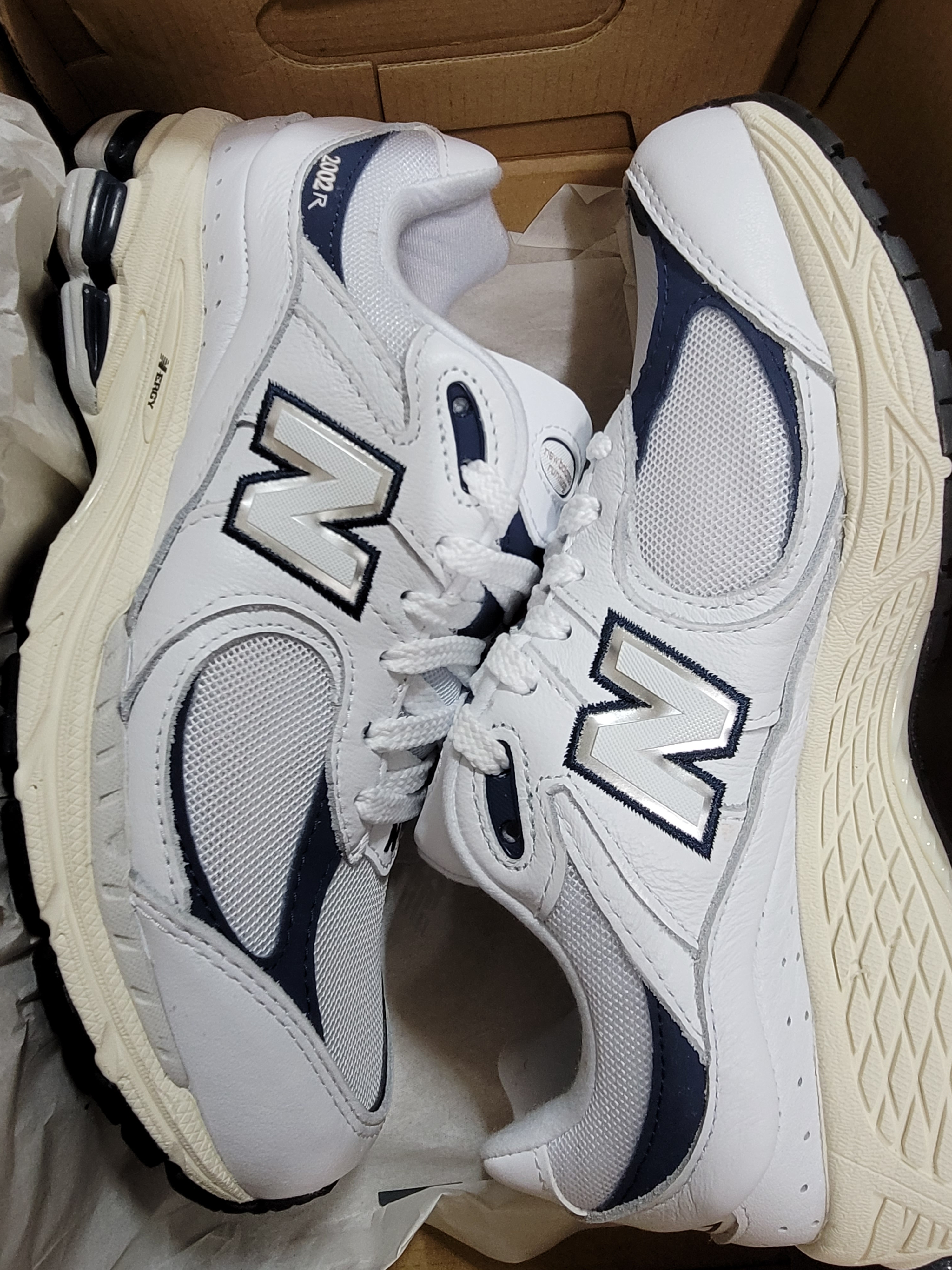 New Balance 2002R White 착용 스타일