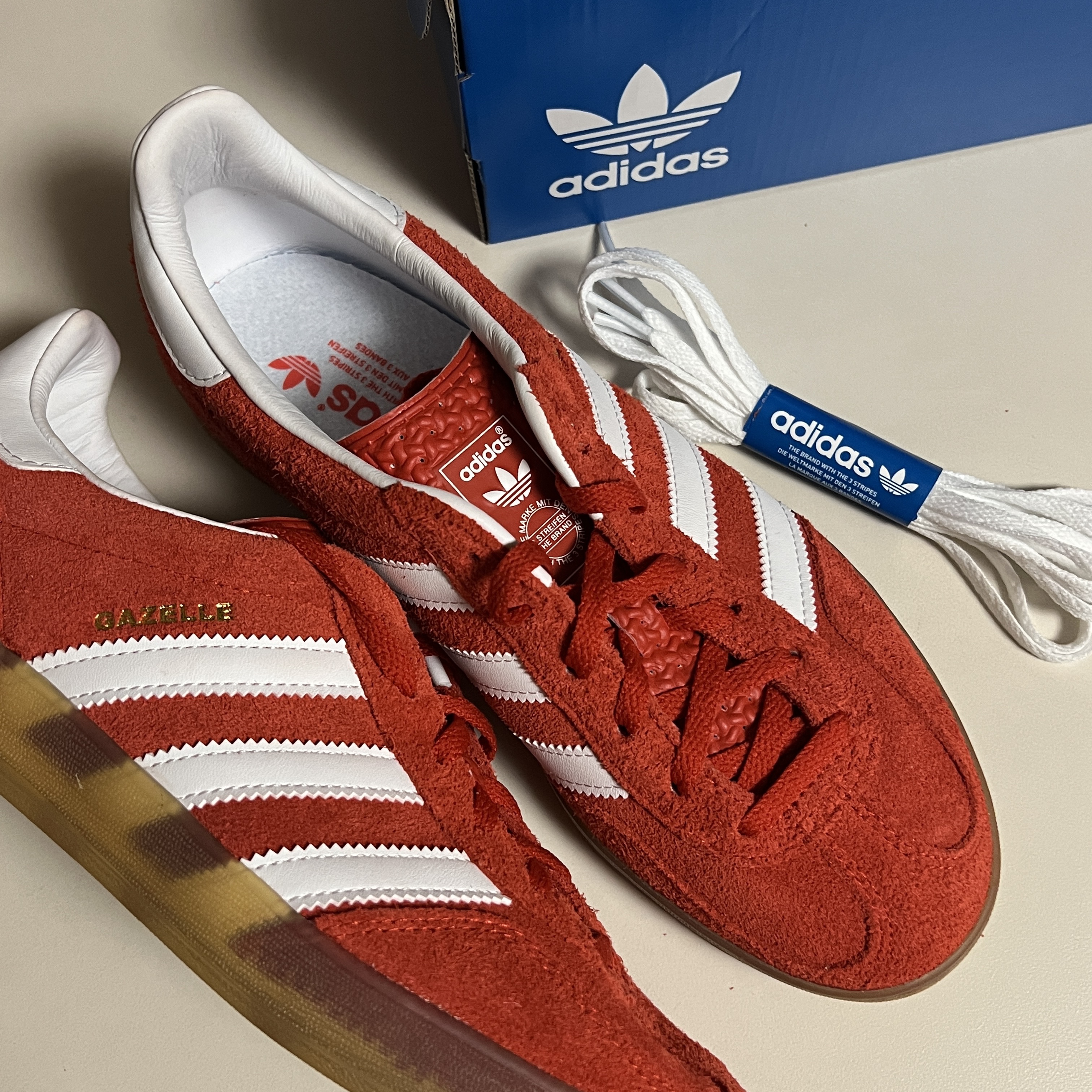 (W) Adidas Gazelle Indoor Bold Orange Cloud White 착용 스타일
