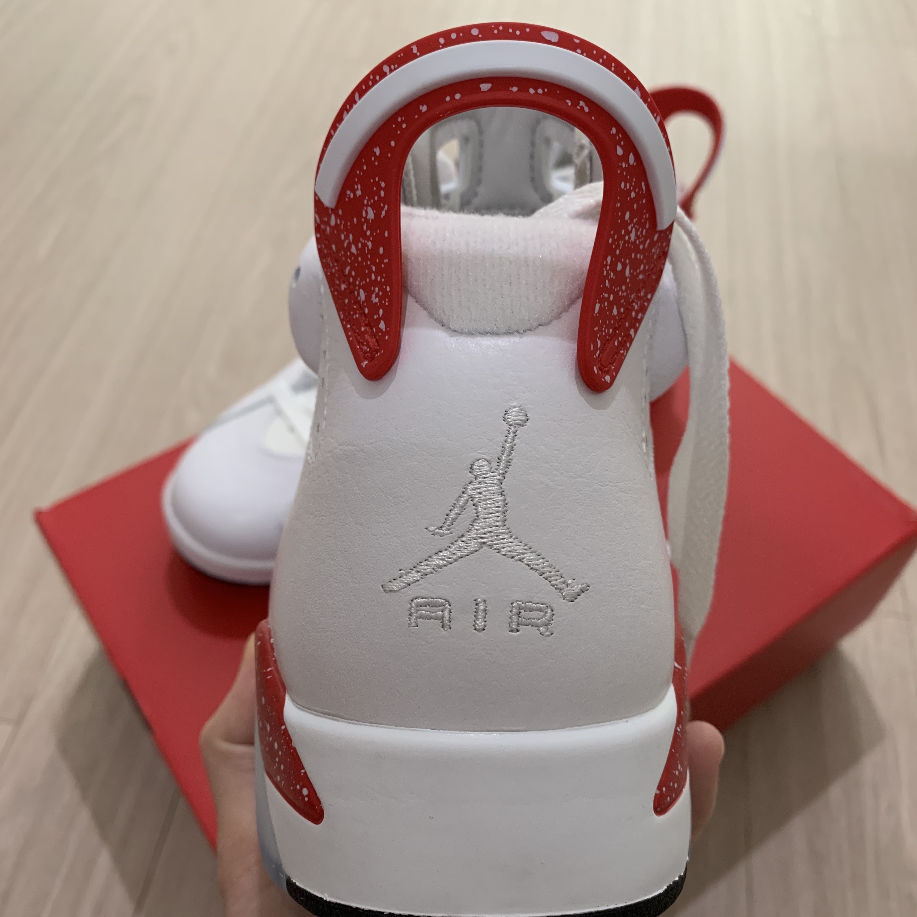Jordan 6 Retro White and University Red 착용 스타일 - 4