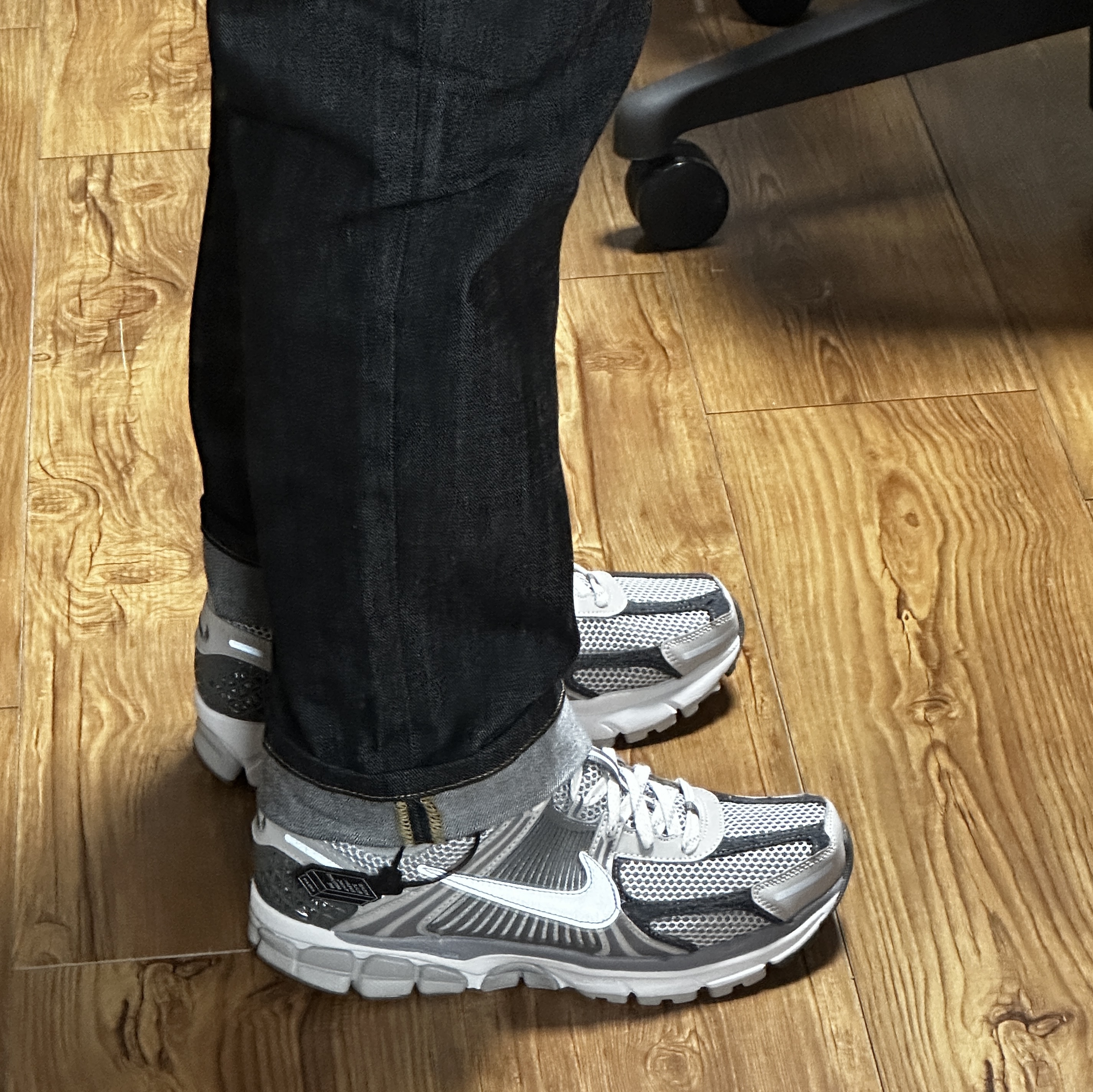 Nike Zoom Vomero 5 PRM Light Iron Ore and Flat Fewter 착용 스타일 - 2