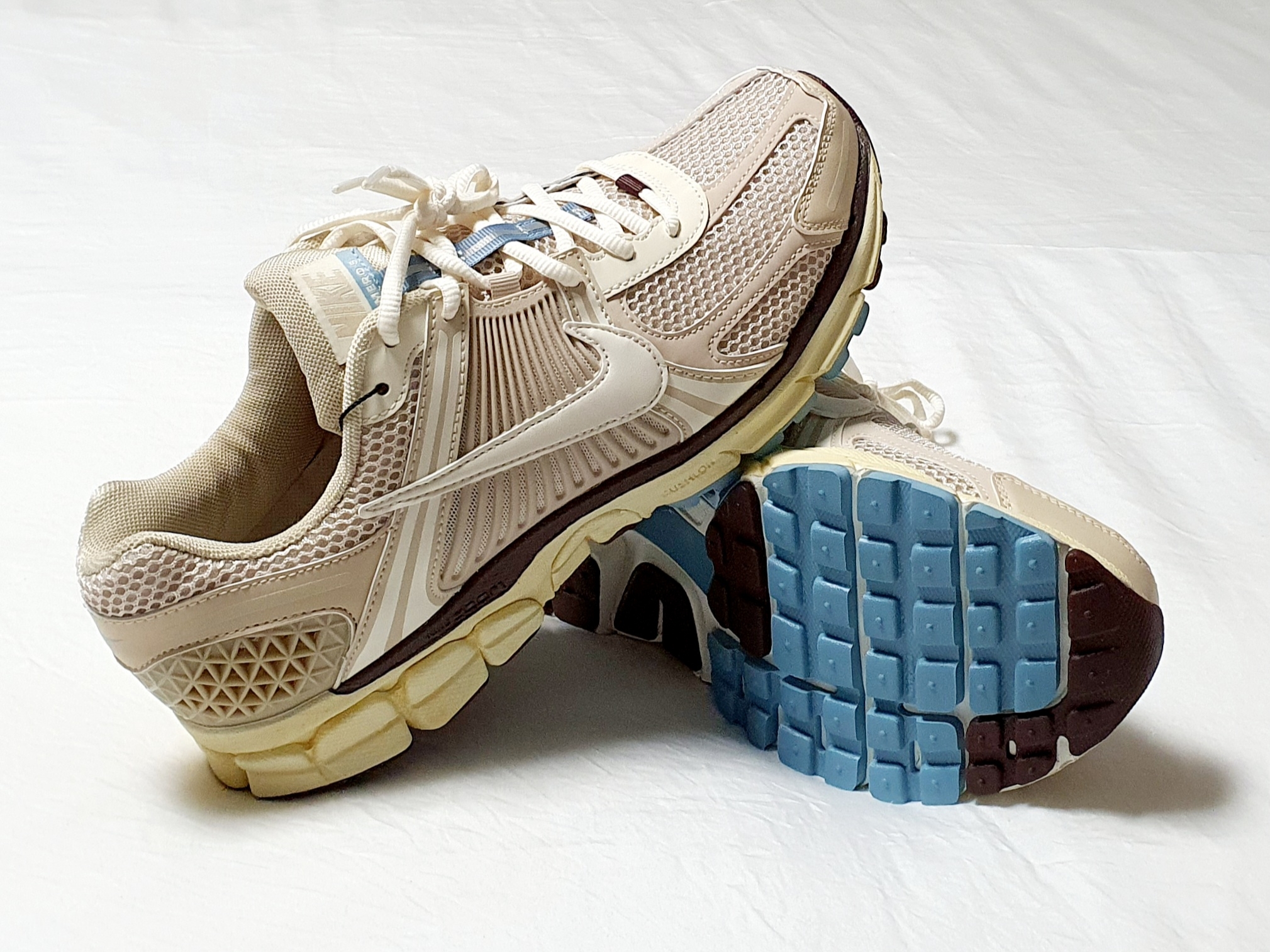 (W) Nike Zoom Vomero 5 Oatmeal 착용 스타일 - 2