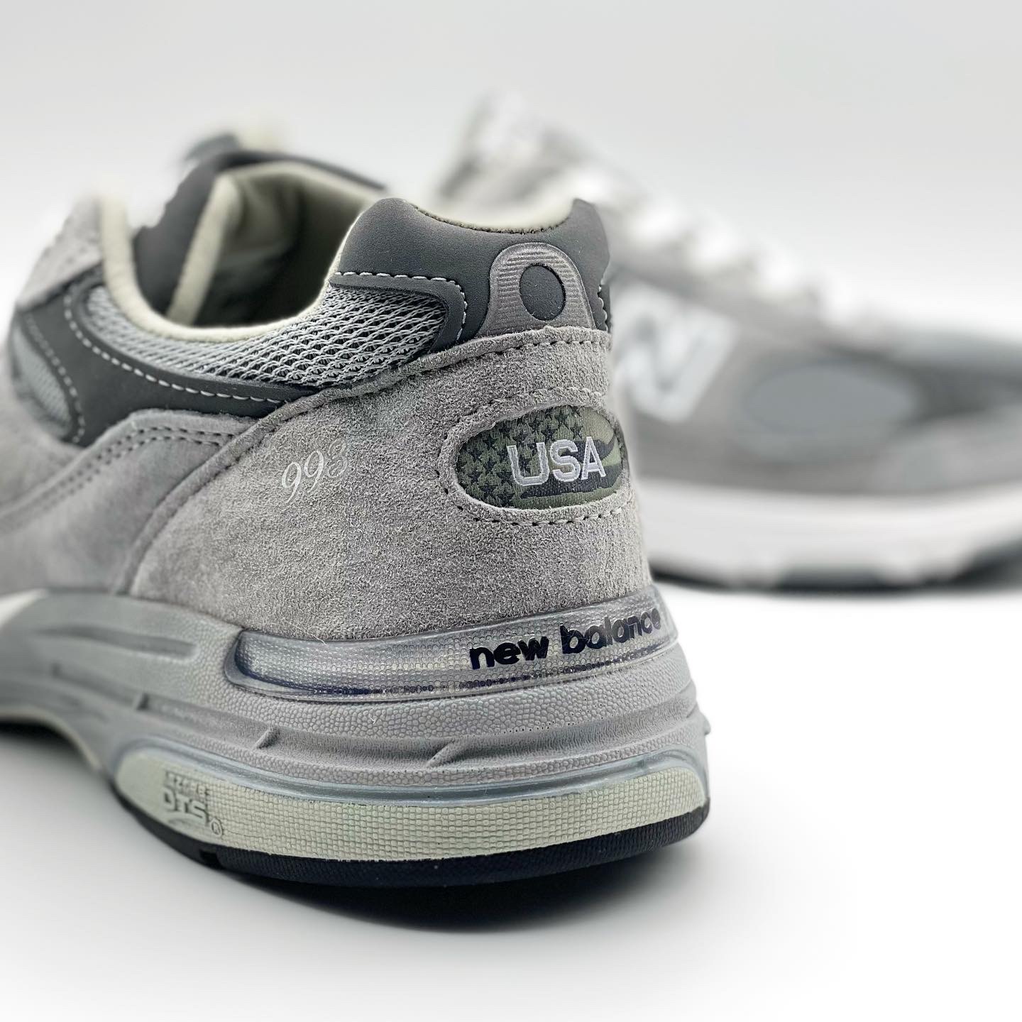 (W) New Balance 993 Made in USA Grey - B Standard 착용 스타일 - 3