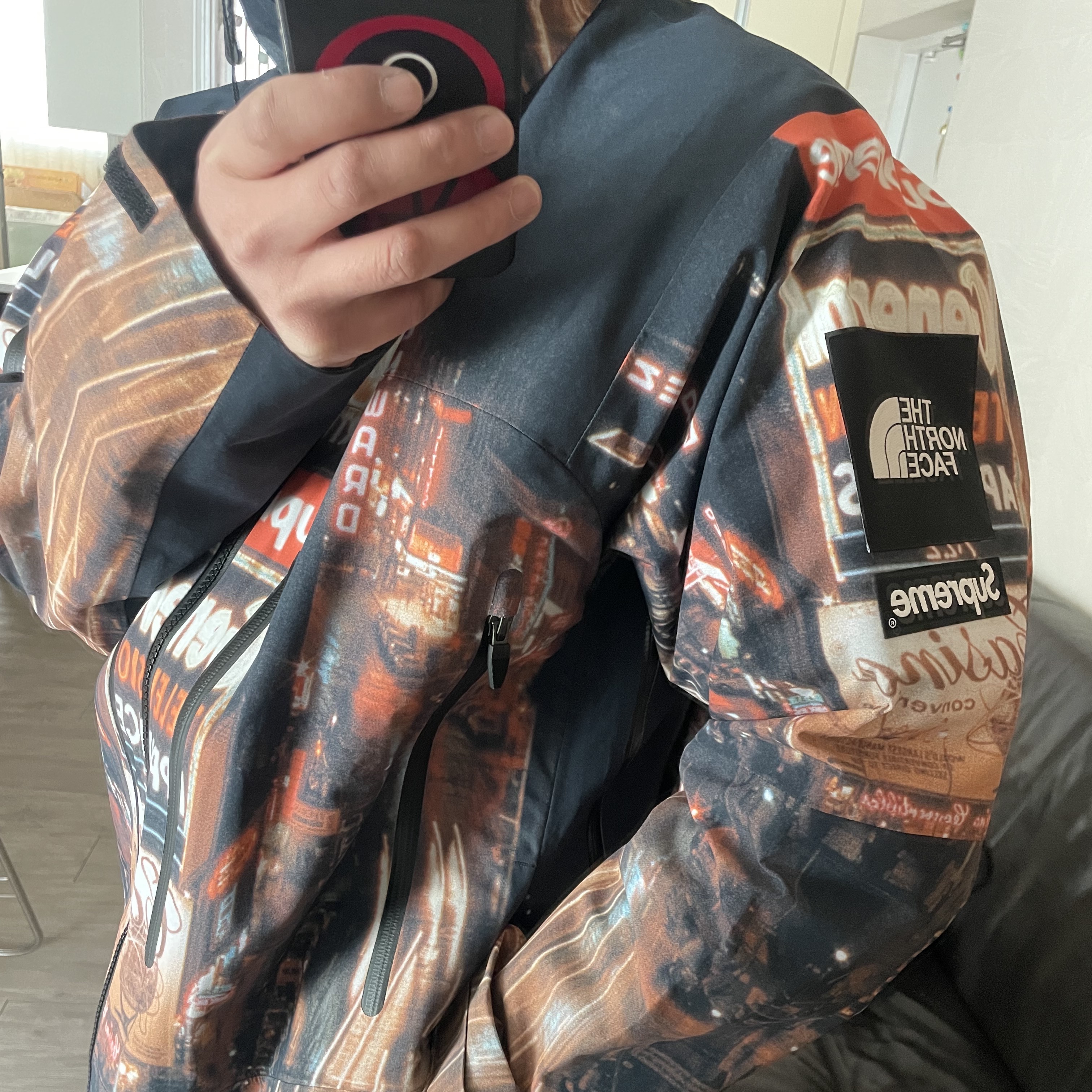 Supreme x The North Face Taped Seam Shell Jacket Times Square - 22FW 착용 스타일 - 1