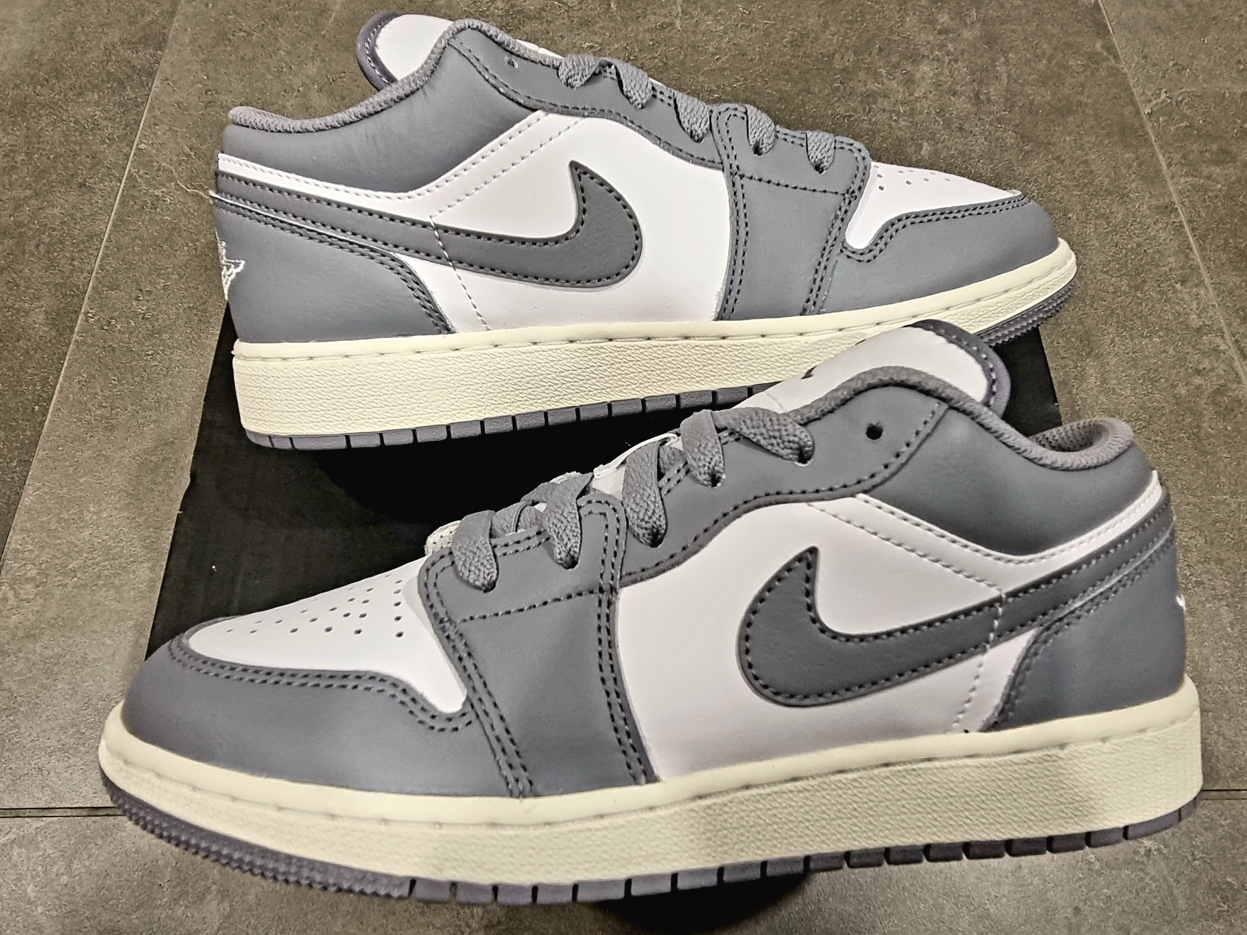 (GS) Jordan 1 Low Stealth and White 착용 스타일 - 2