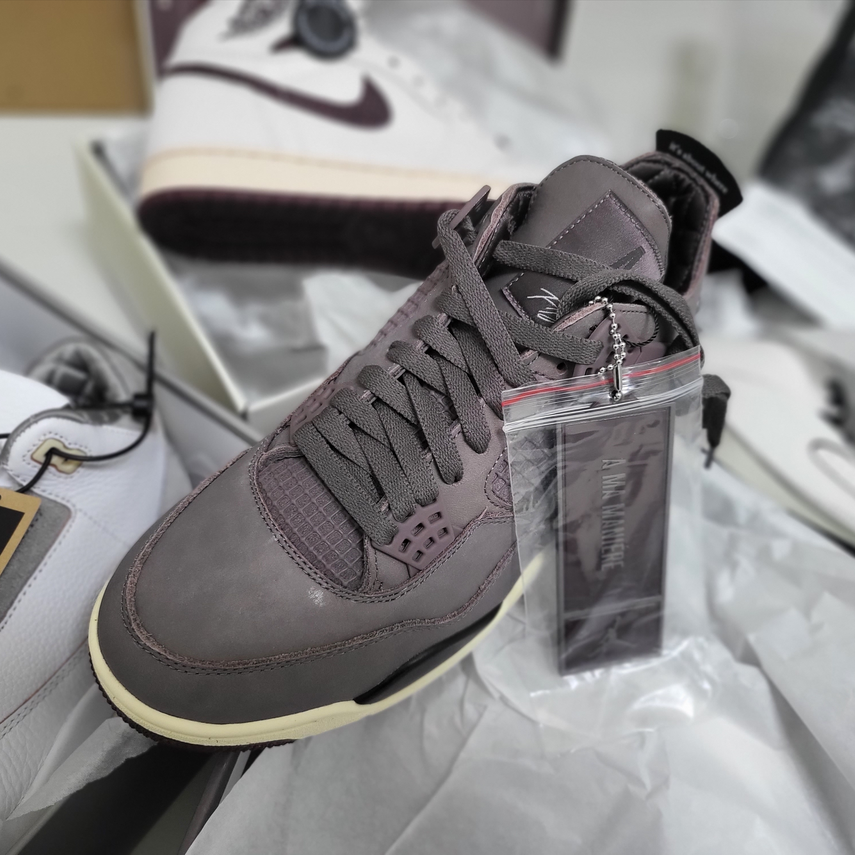 Jordan 4 x A Ma Maniere Retro Violet Ore, Jordan 1 x A Ma Maniere Retro High OG SP Sail and Burgundy 착용 스타일