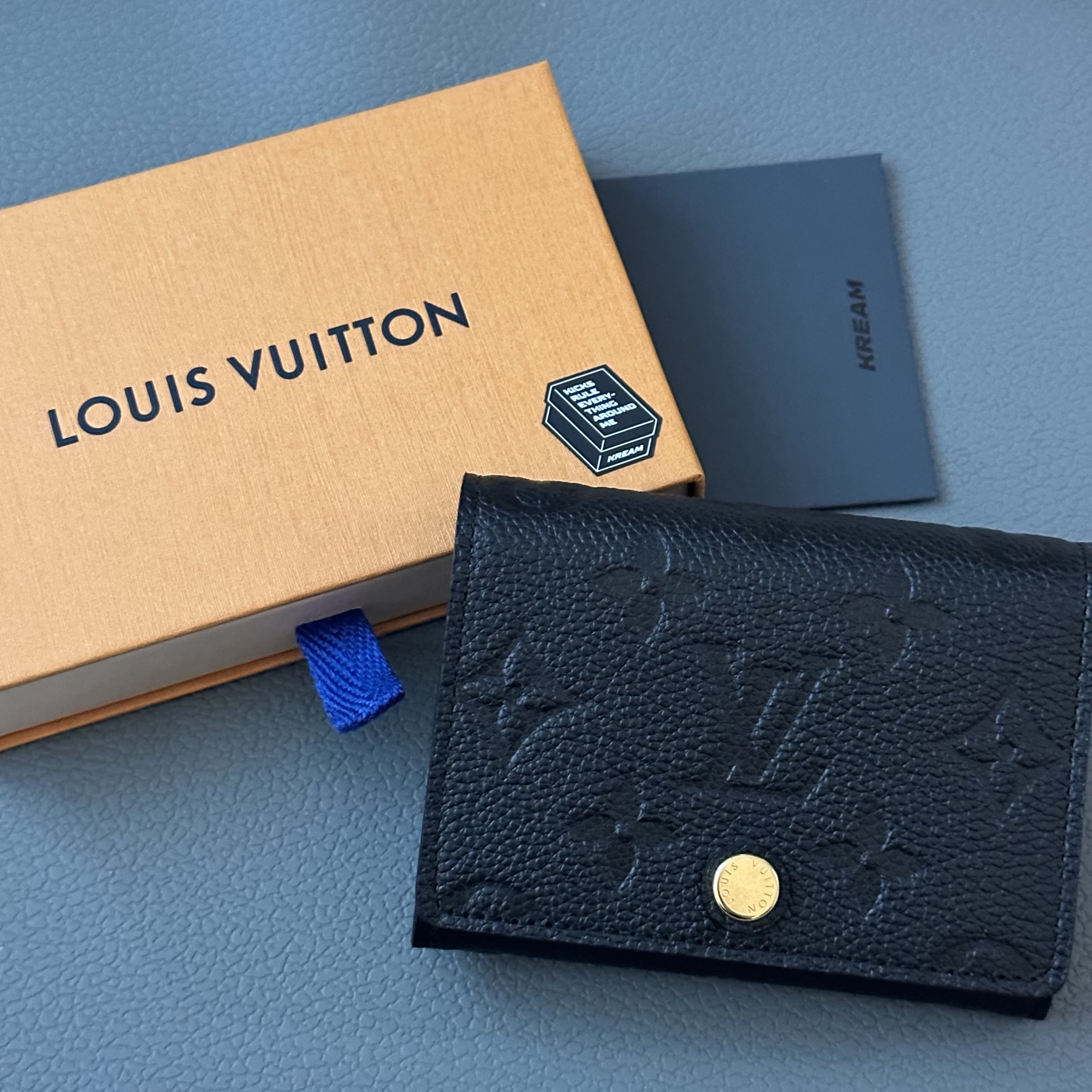 Louis Vuitton Business Card Holder Monogram Embossed Leather Black 착용 스타일