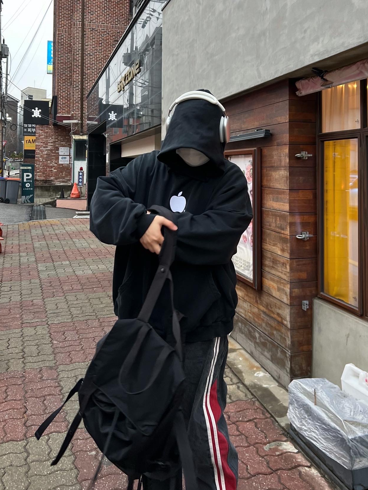 Apple AirPods Max Lightning Silver (Korean Ver.), Balenciaga XL Army Boots Full Eva Black 착용 스타일 - 2