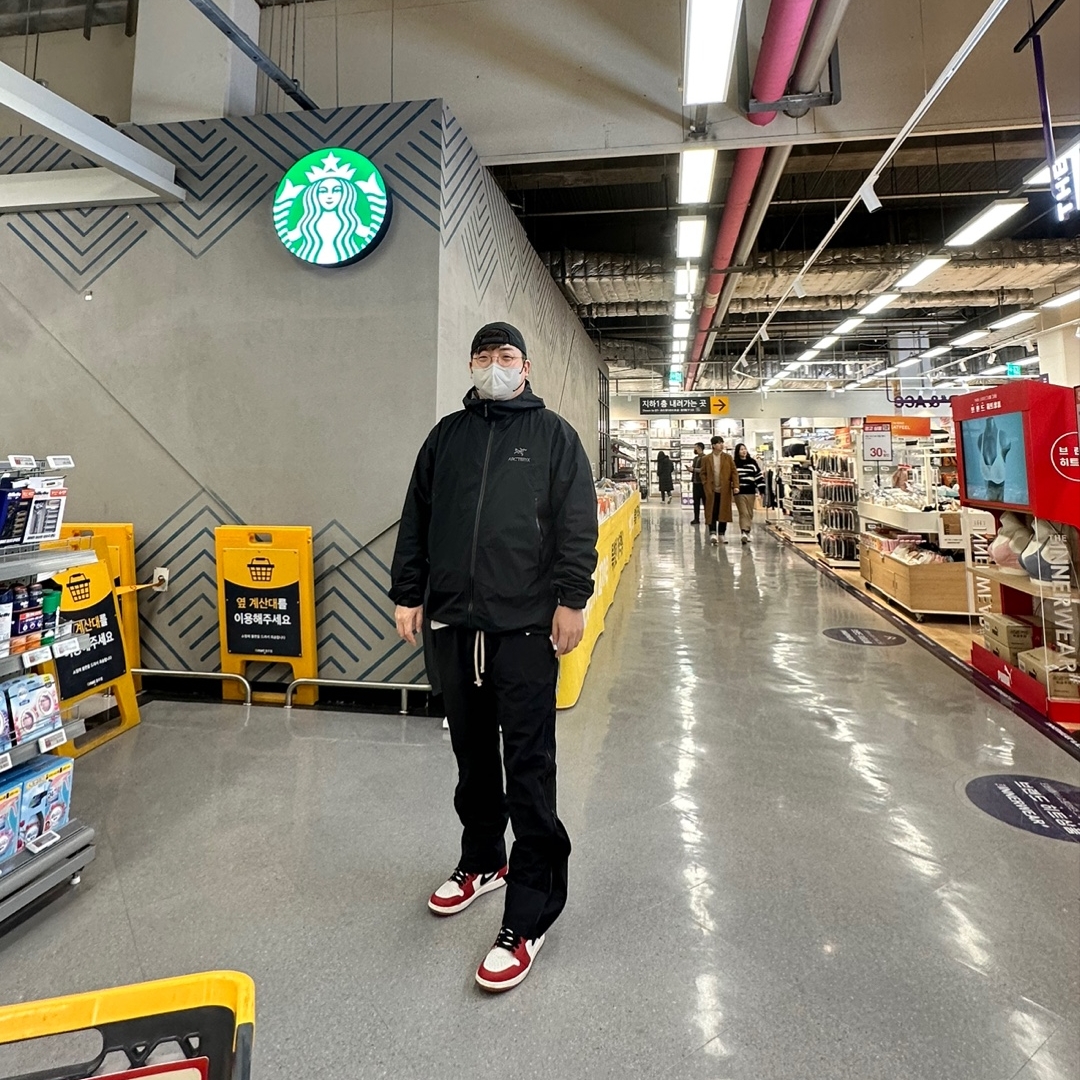 Arc'teryx Beta Jacket Black, Jordan 1 Retro High OG Chicago 2022 착용 스타일
