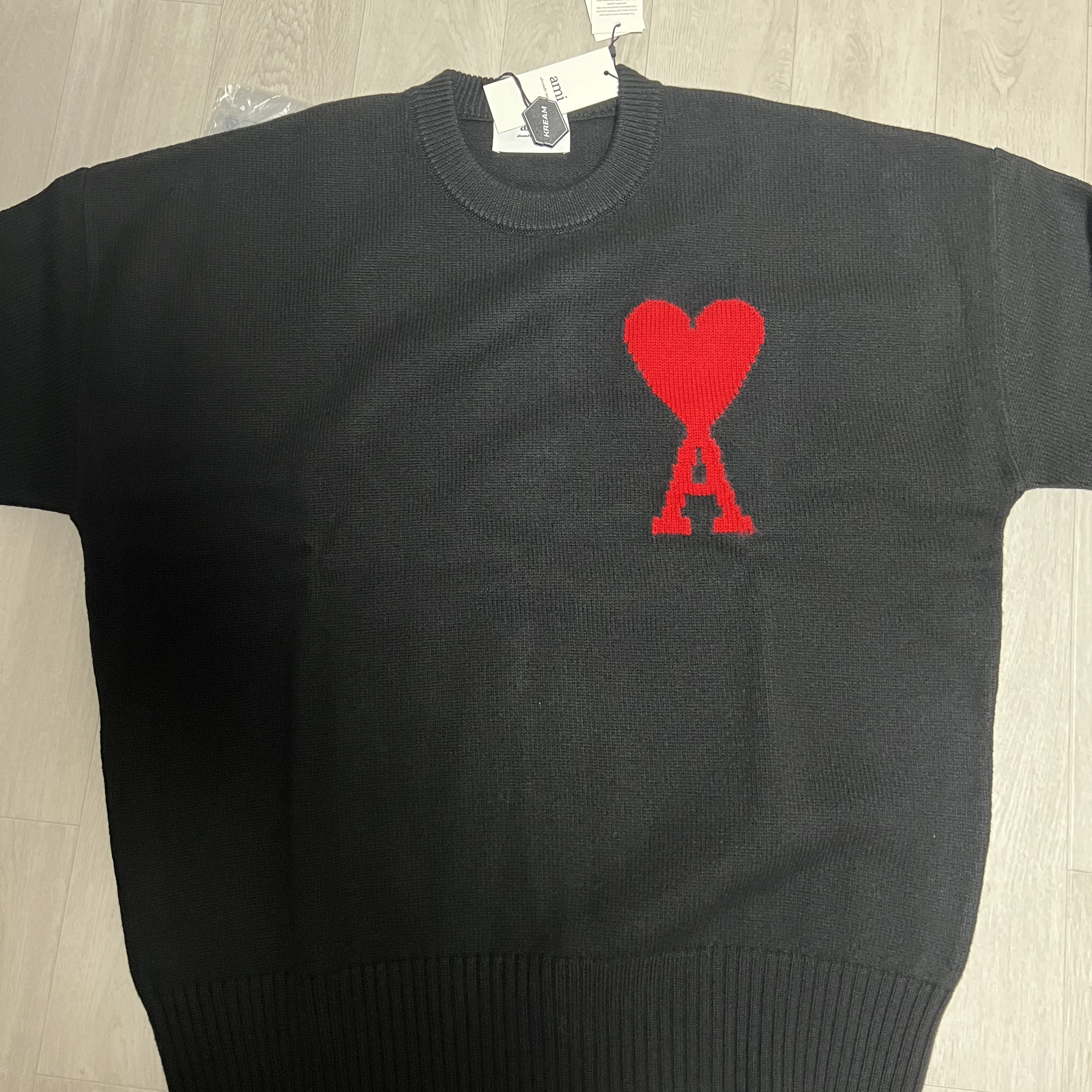 AMI de Coeur Oversize Intarsia Sweater Black Red 착용 스타일 - 1