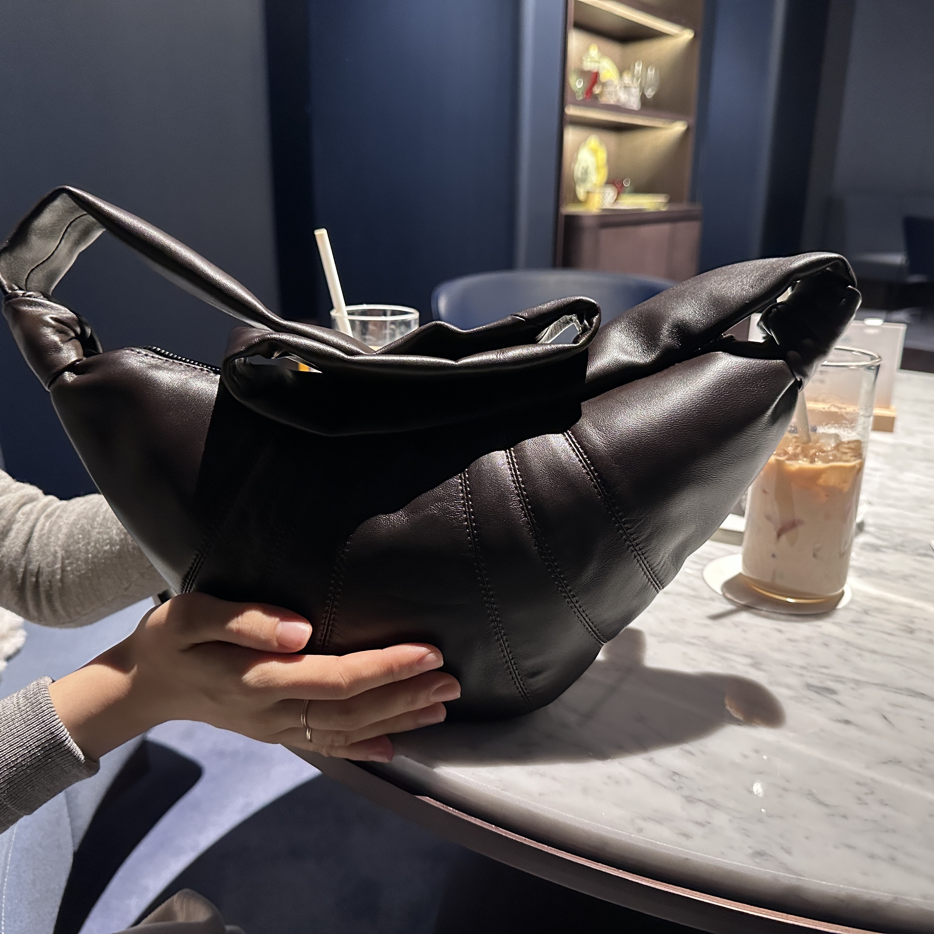 Lemaire Small Croissant Bag Soft Nappa Leather Dark Chocolate 착용 스타일 - 2