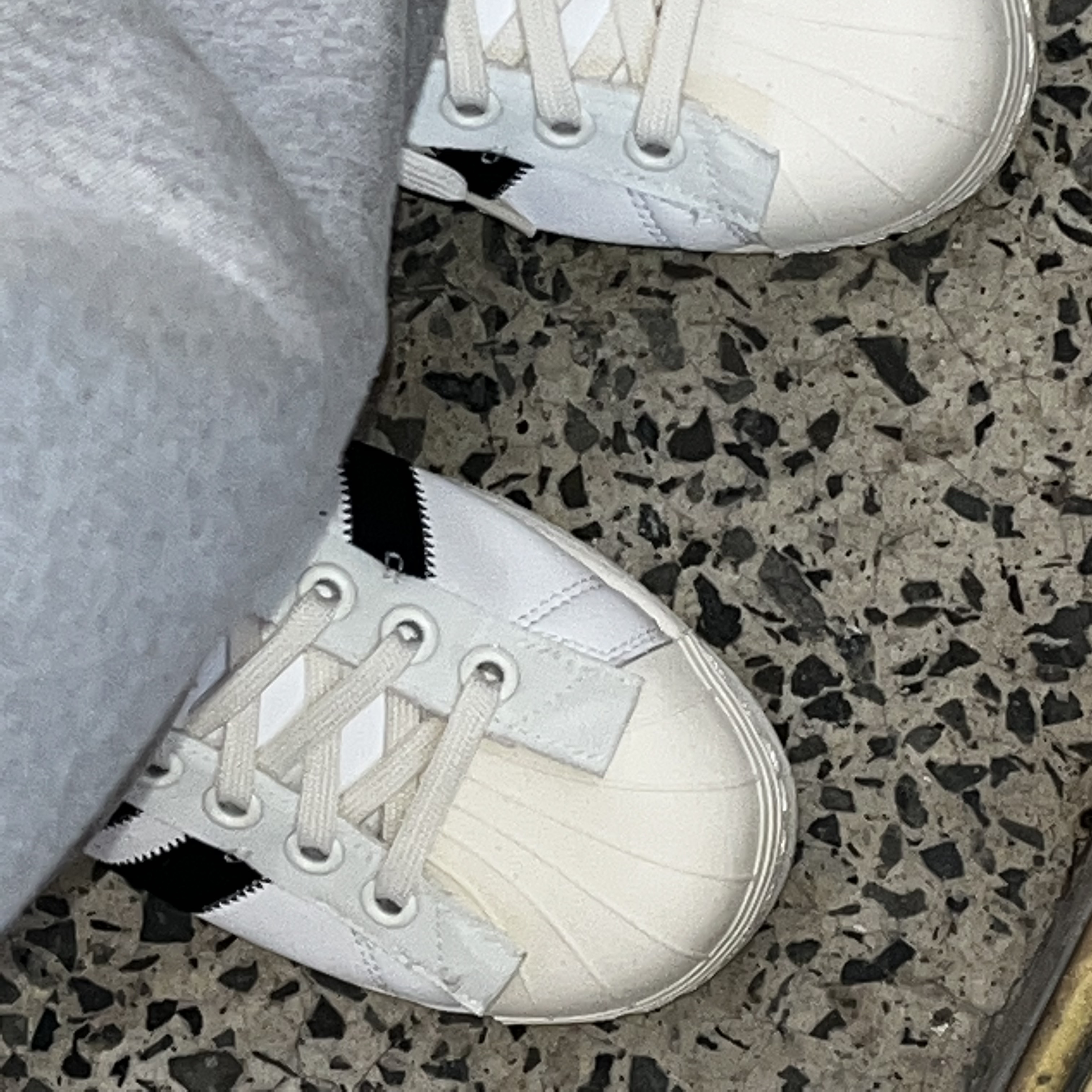 Adidas x Parley Superstar White 착용 스타일