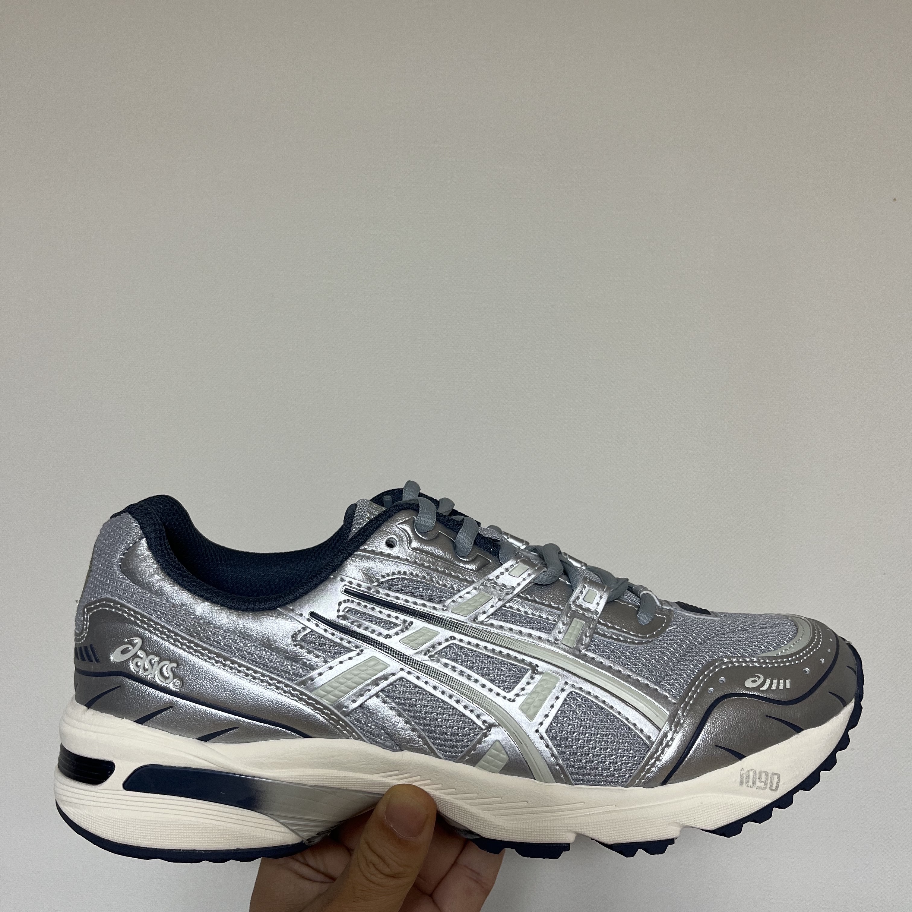 Asics Gel-1090 Piedmont Grey 착용 스타일 - 1