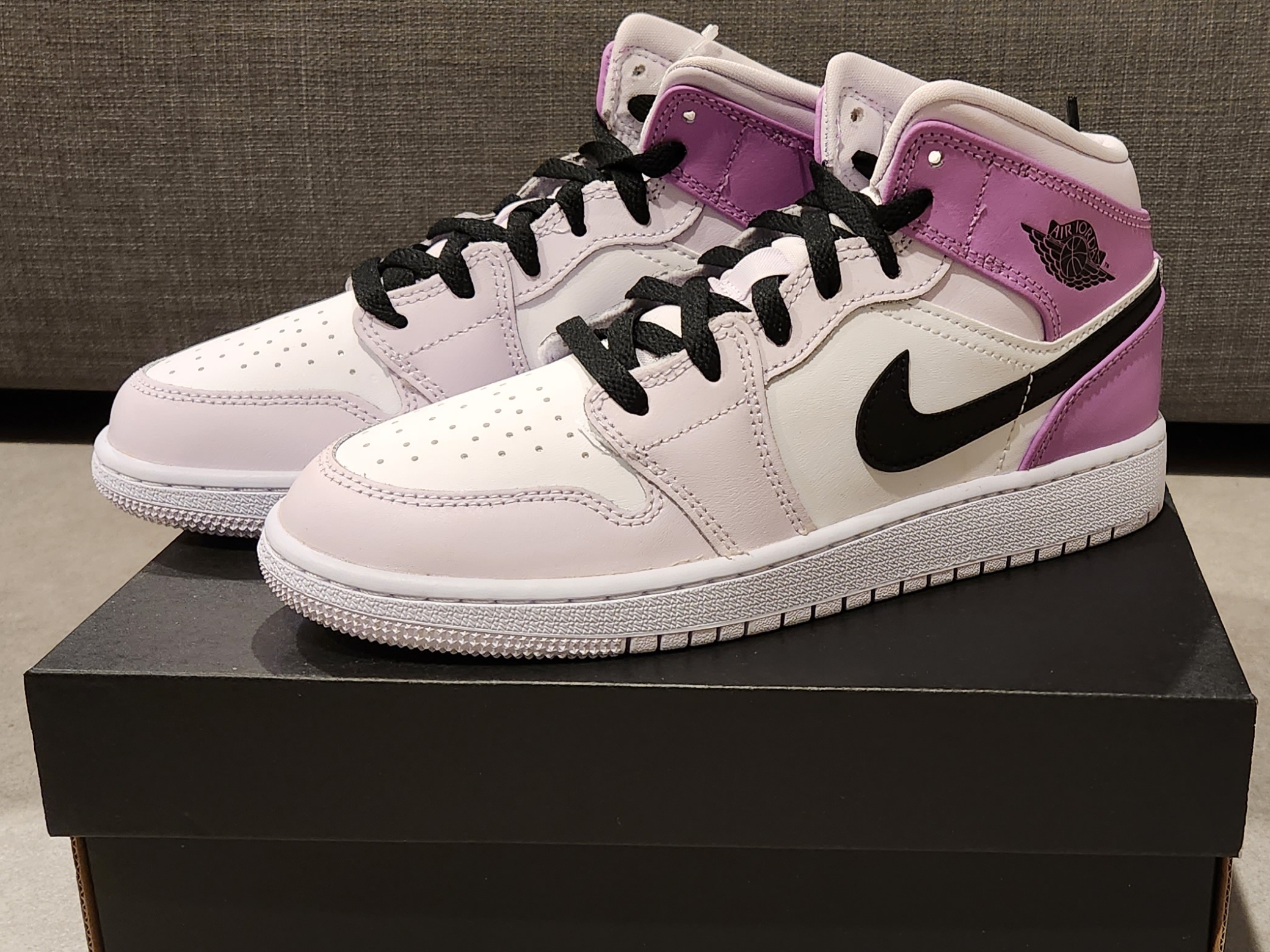 (GS) Jordan 1 Mid Barely Grape White 착용 스타일