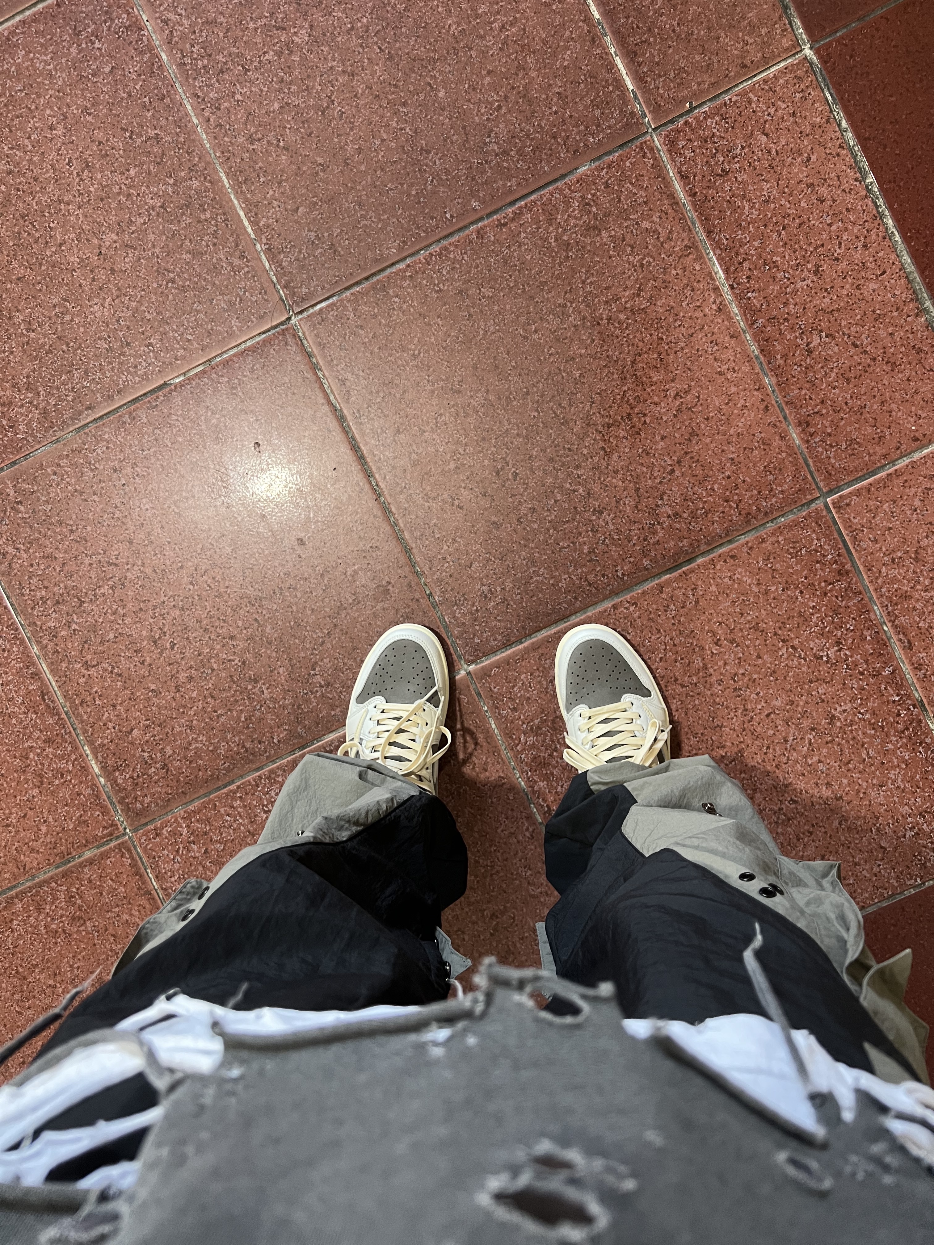 Jordan 1 x Travis Scott Retro Low OG SP Sail and Ridgerock 착용 스타일