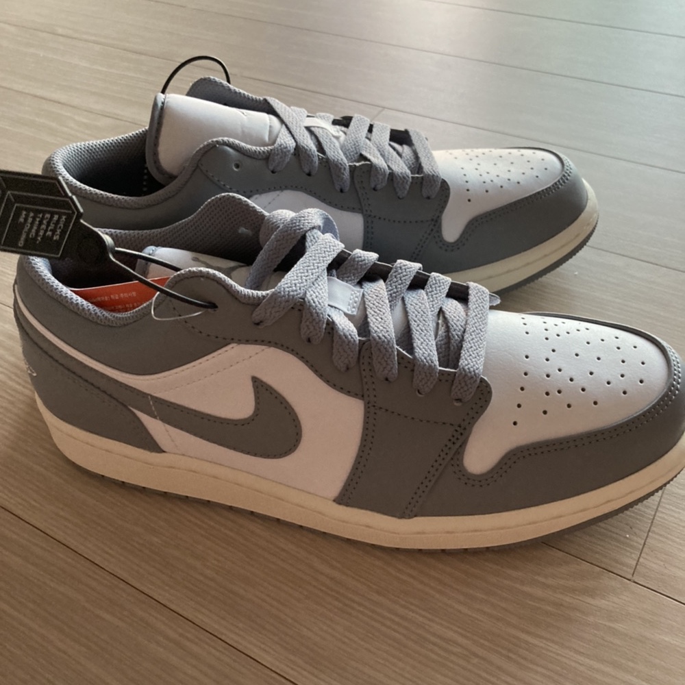 Jordan 1 Low Stealth and White 착용 스타일