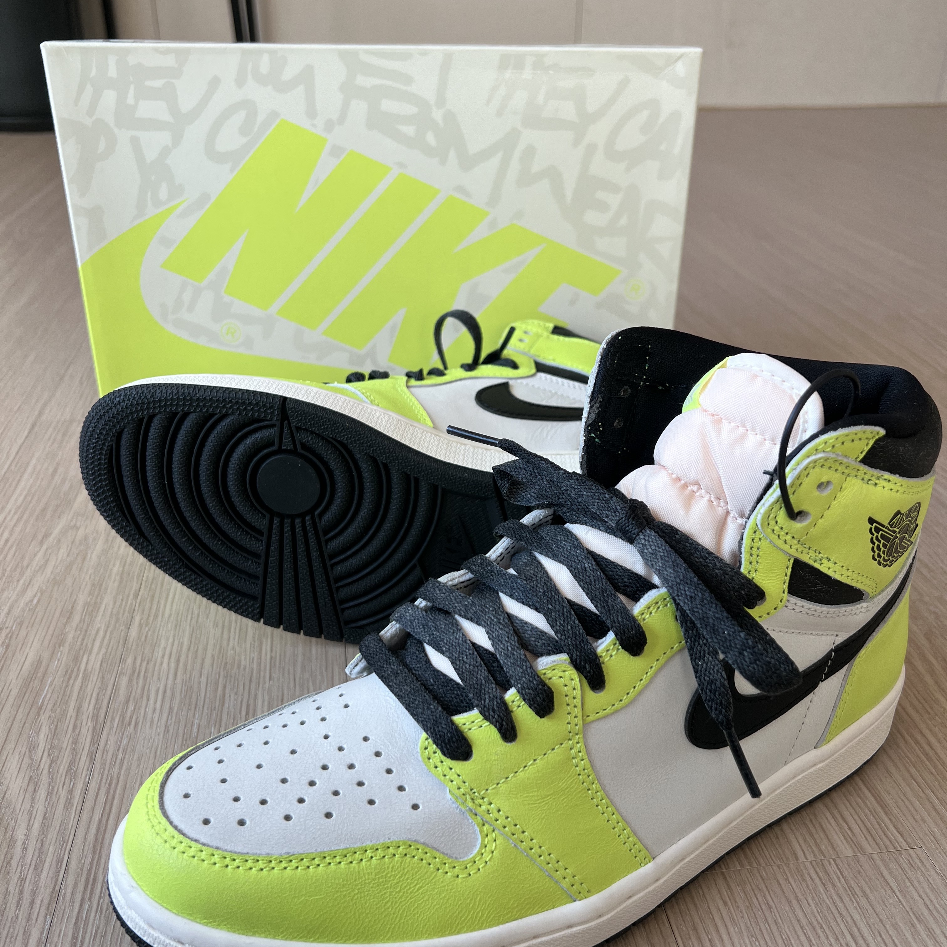 Jordan 1 Retro High OG Volt 착용 스타일
