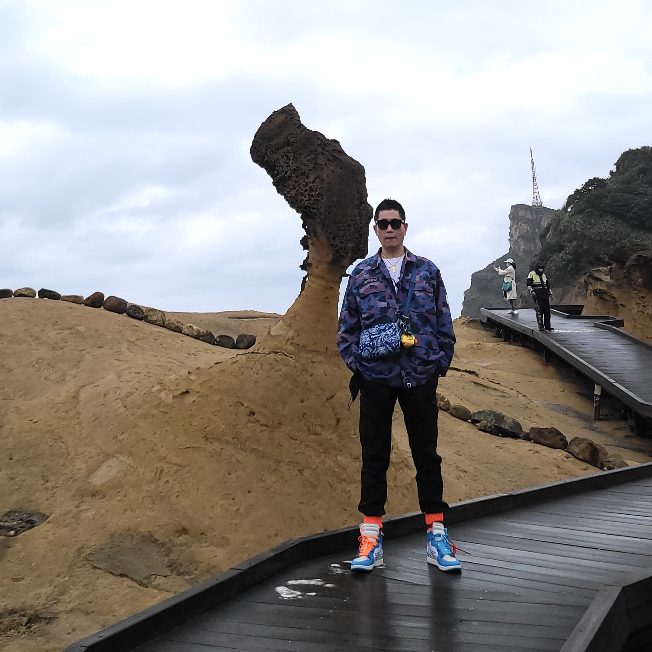 Stone Island 31021 Nylon Metal Garment Dyed Cargo Pants Black - 22SS, Supreme Puffer Side Bag Blue Paisley - 22FW 착용 스타일 - 1