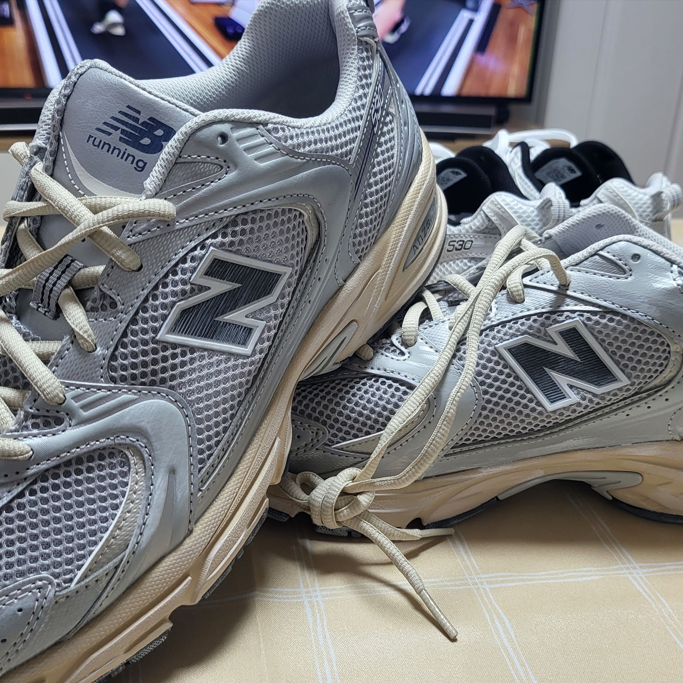 New Balance 530 Vintage Metallic Silver 착용 스타일