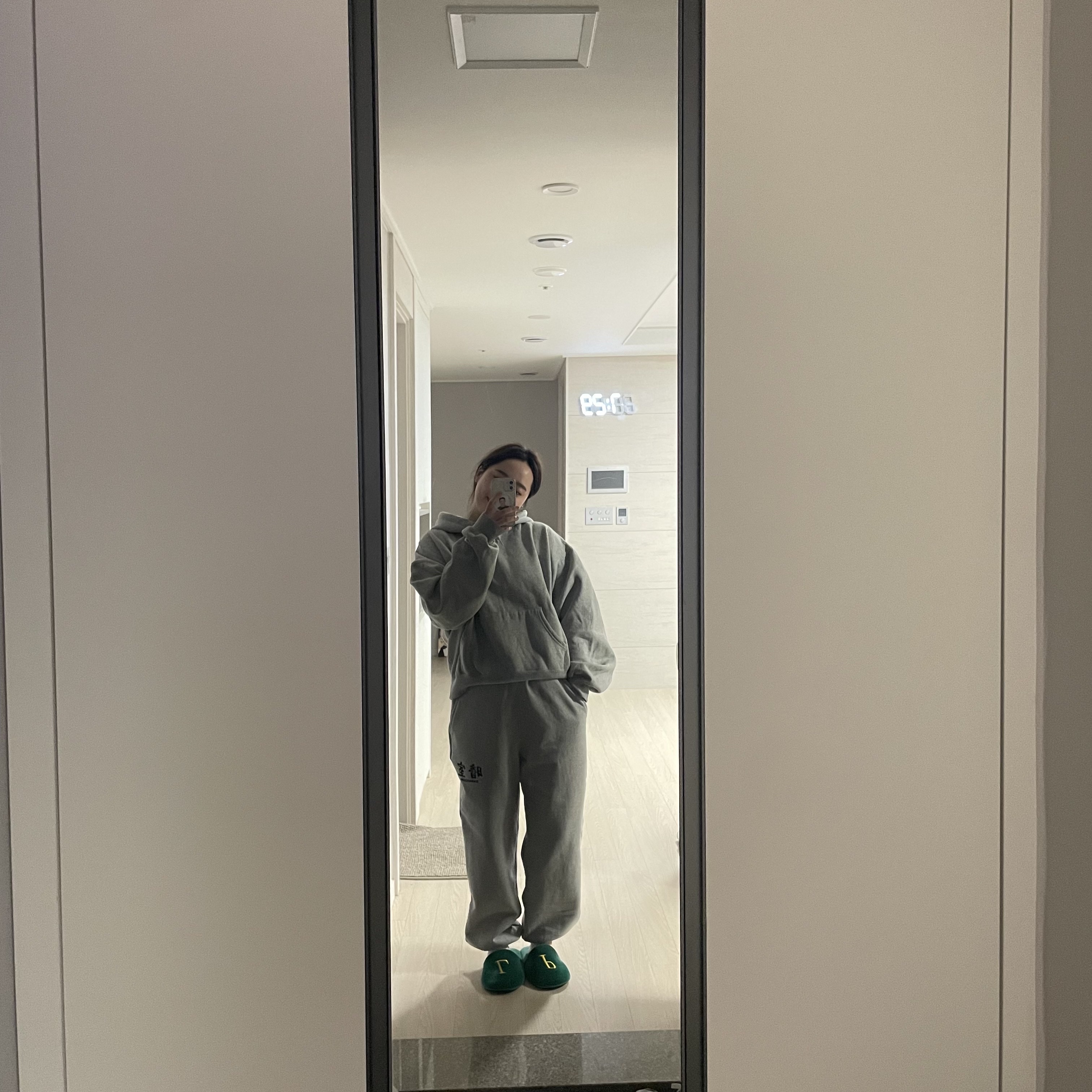 Darkr8m Studio Basic Logo Heavyweight Sweatpants Gray 착용 스타일