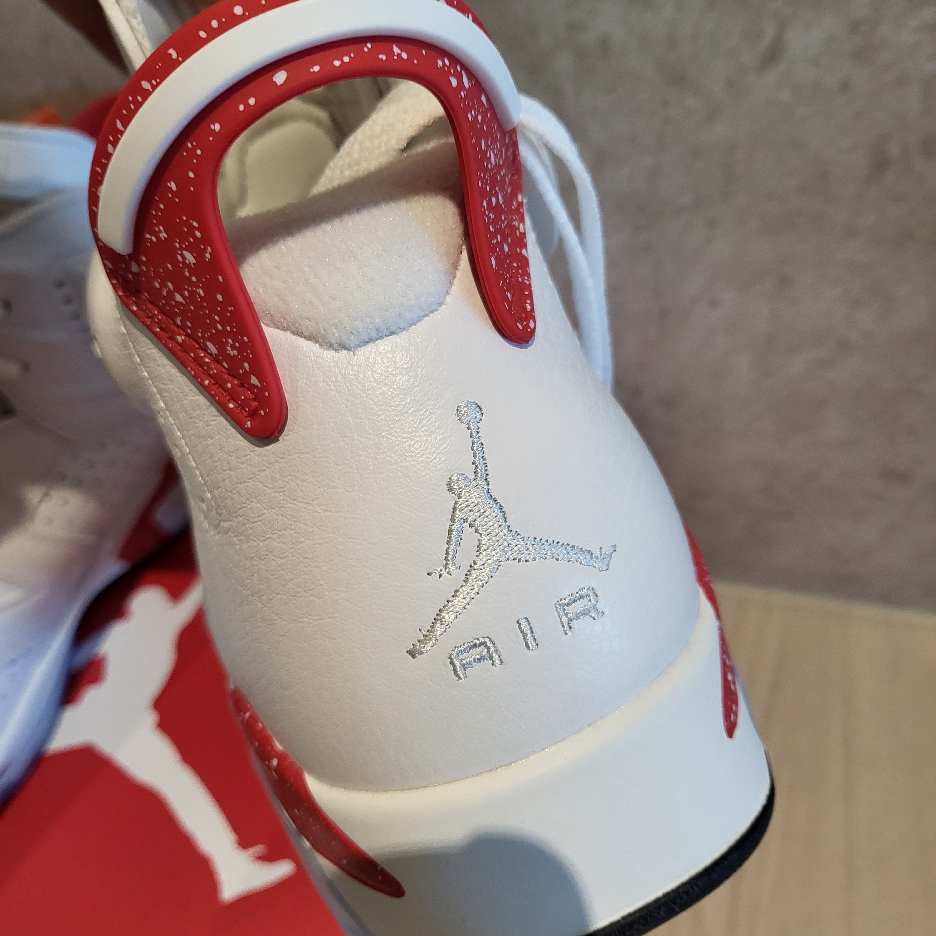Jordan 6 Retro White and University Red 착용 스타일 - 3