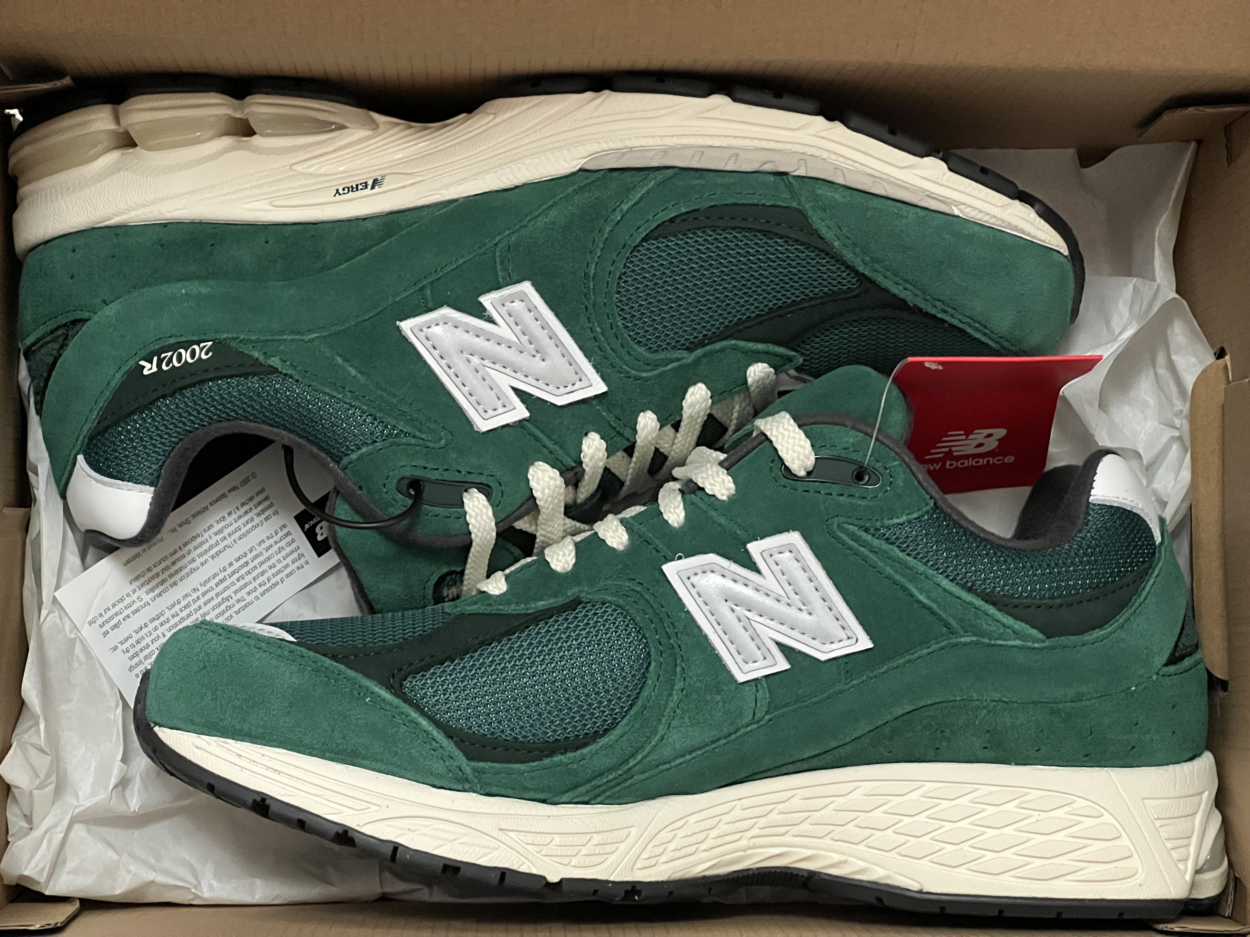 New Balance 2002R Nightwatch Green 착용 스타일