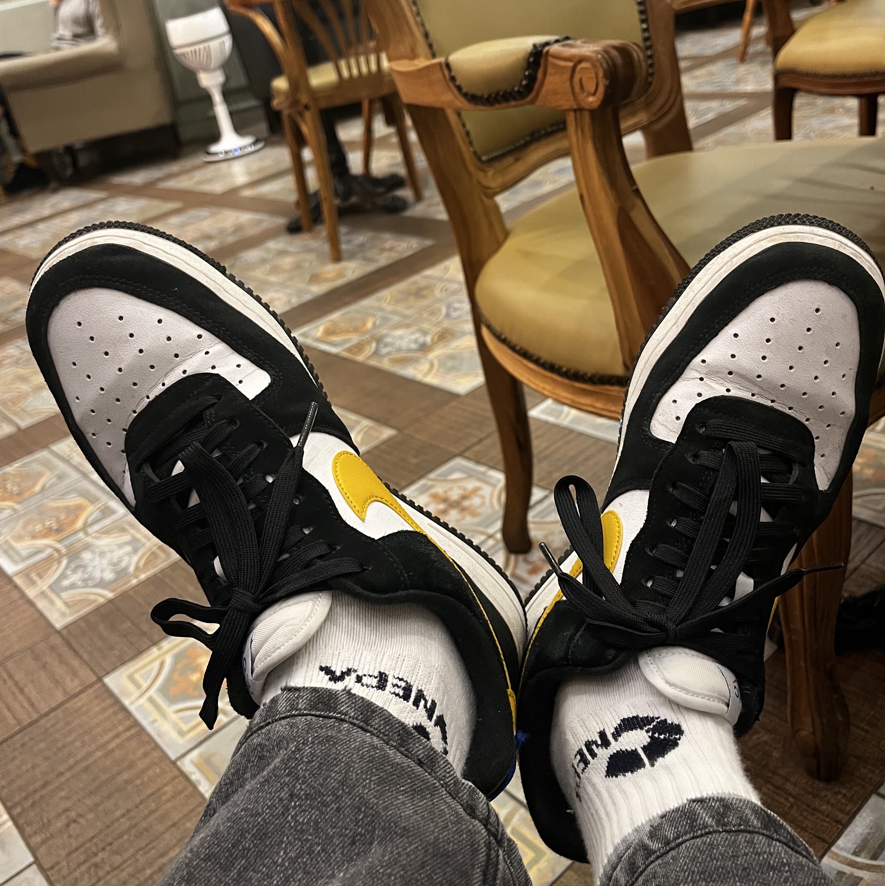 Nike Air Force 1 '07 LV8 Athletic Club Black Dark Sulfur 착용 스타일
