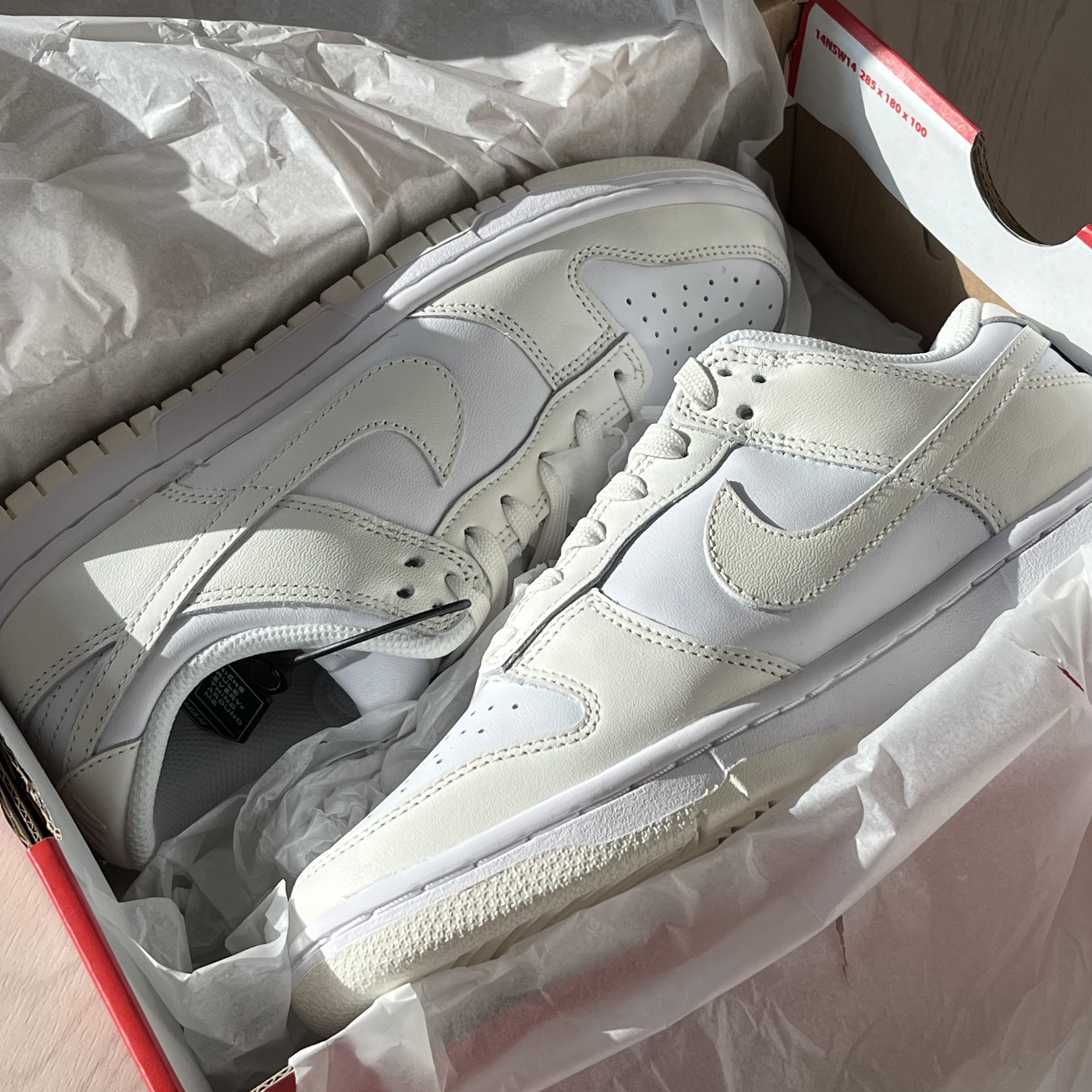 (W) Nike Dunk Low White and Sail 착용 스타일 - 1