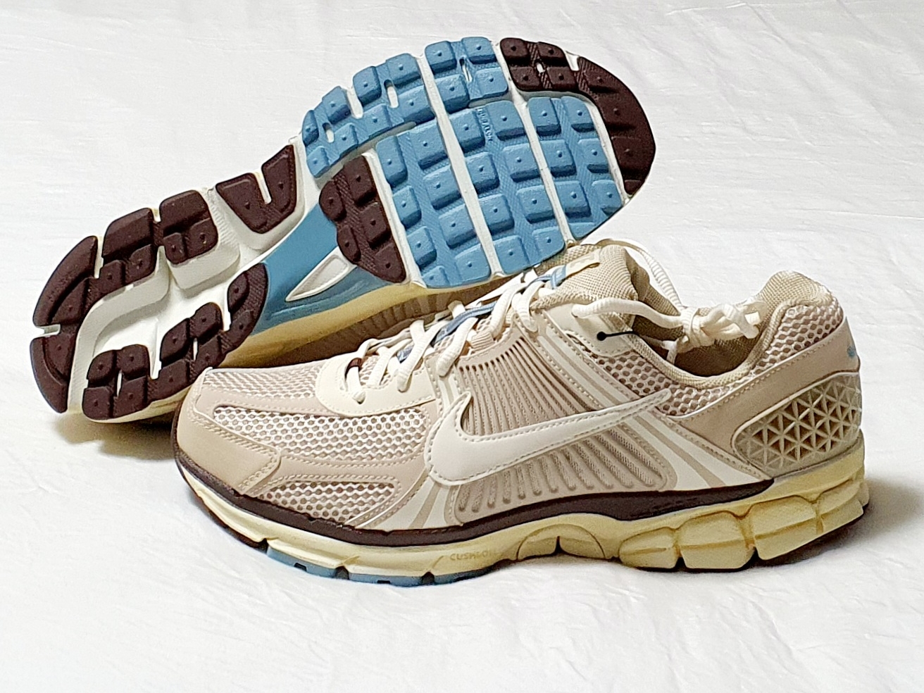 (W) Nike Zoom Vomero 5 Oatmeal 착용 스타일 - 1