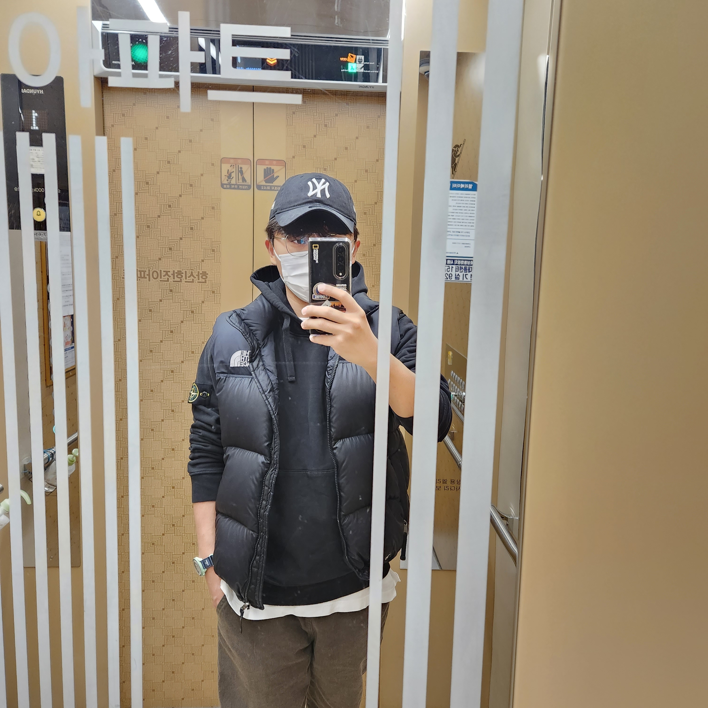 Stone Island 64151 Cotton Fleece Hooded Sweatshirt Black - 22SS, Swatch x Omega Bioceramic MoonSwatch Mission On Earth 착용 스타일