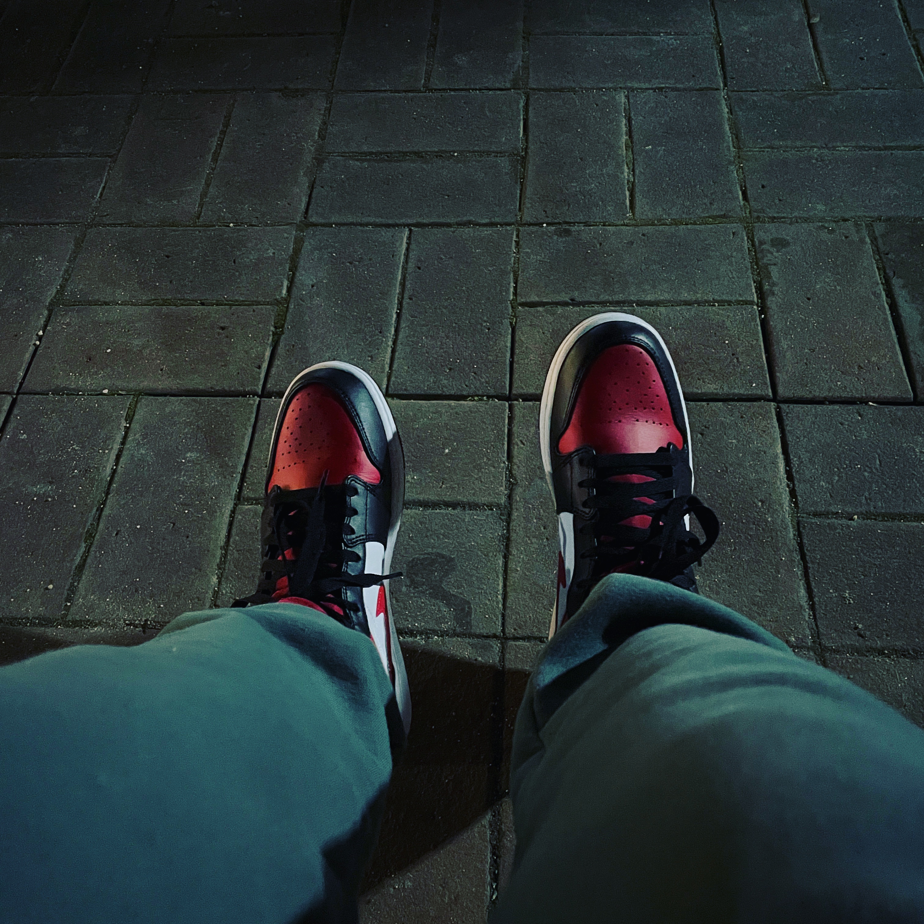 Jordan 1 Mid Black Fire Red 착용 스타일