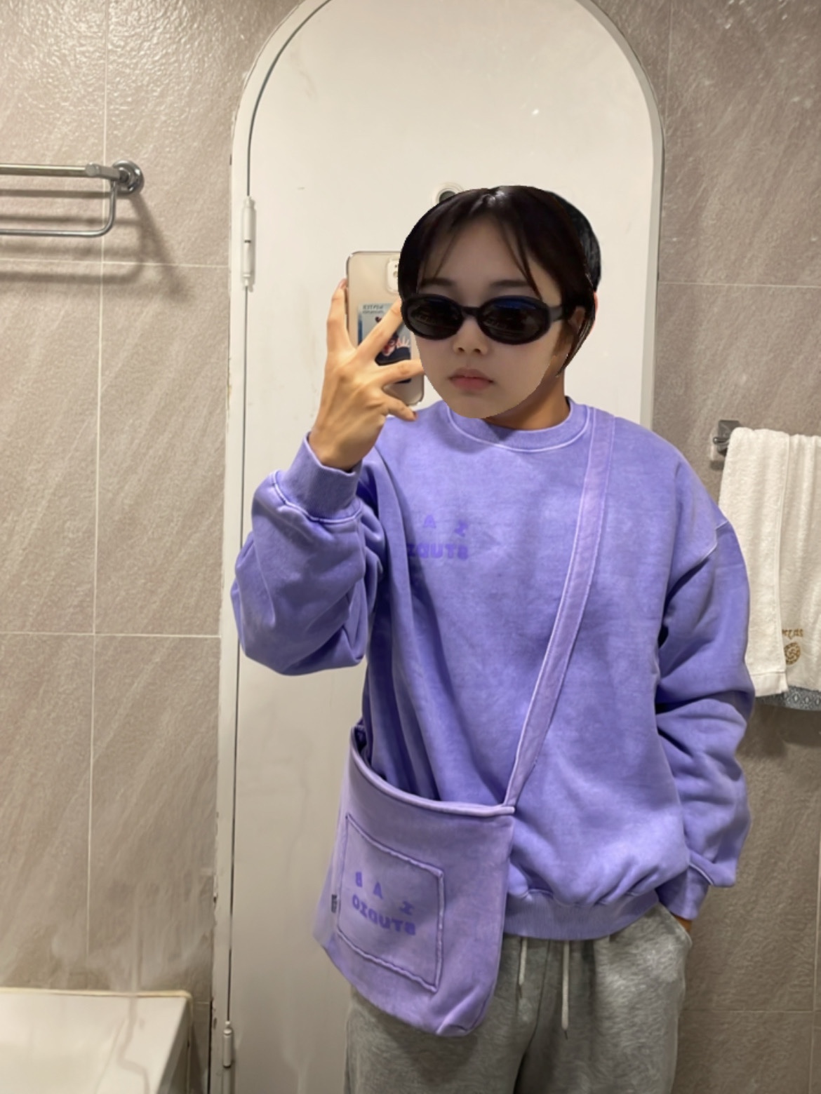 IAB Studio Pigment Sweatshirt & Mini Bag Lavender 착용 스타일