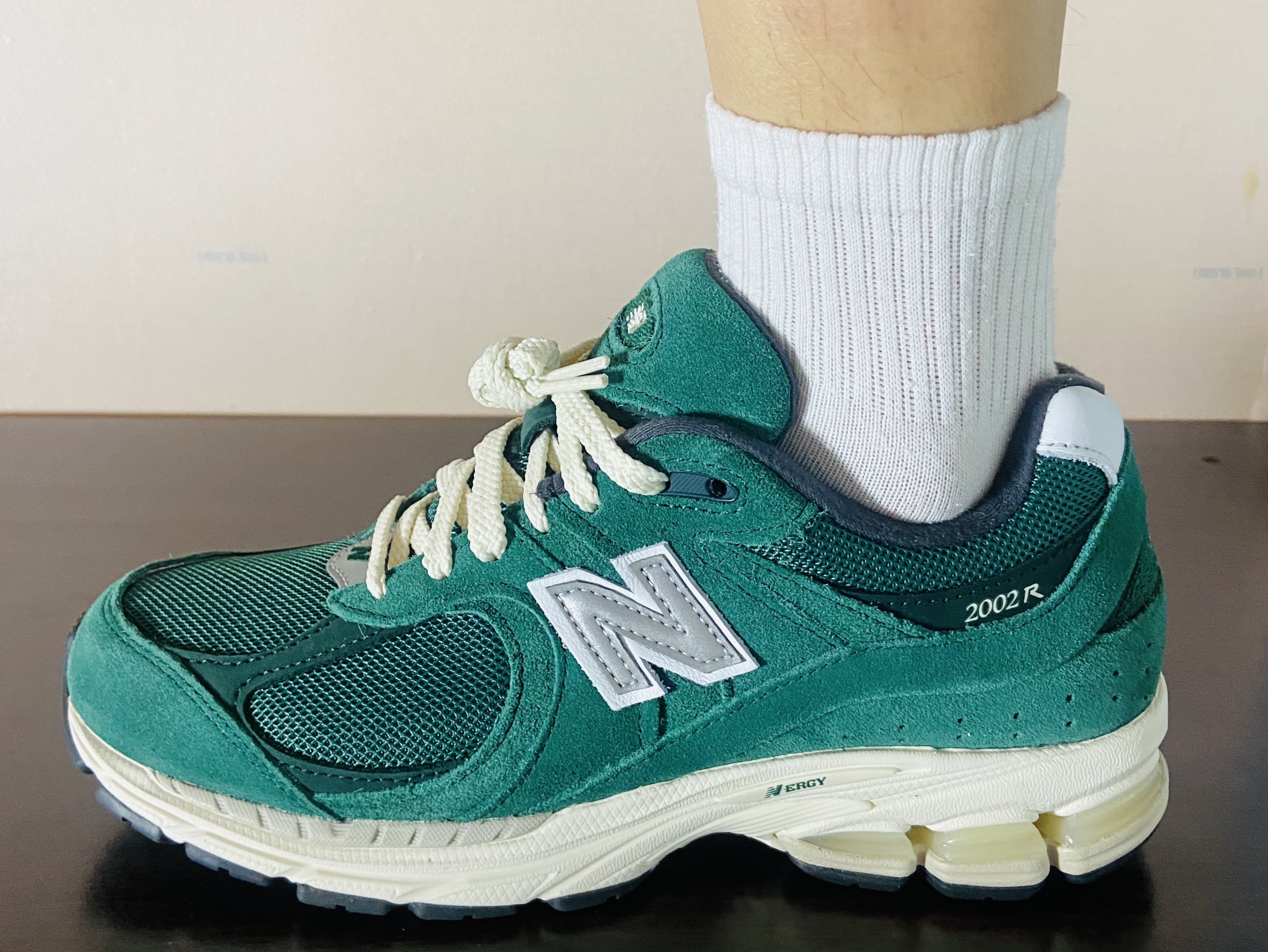 New Balance 2002R Nightwatch Green 착용 스타일