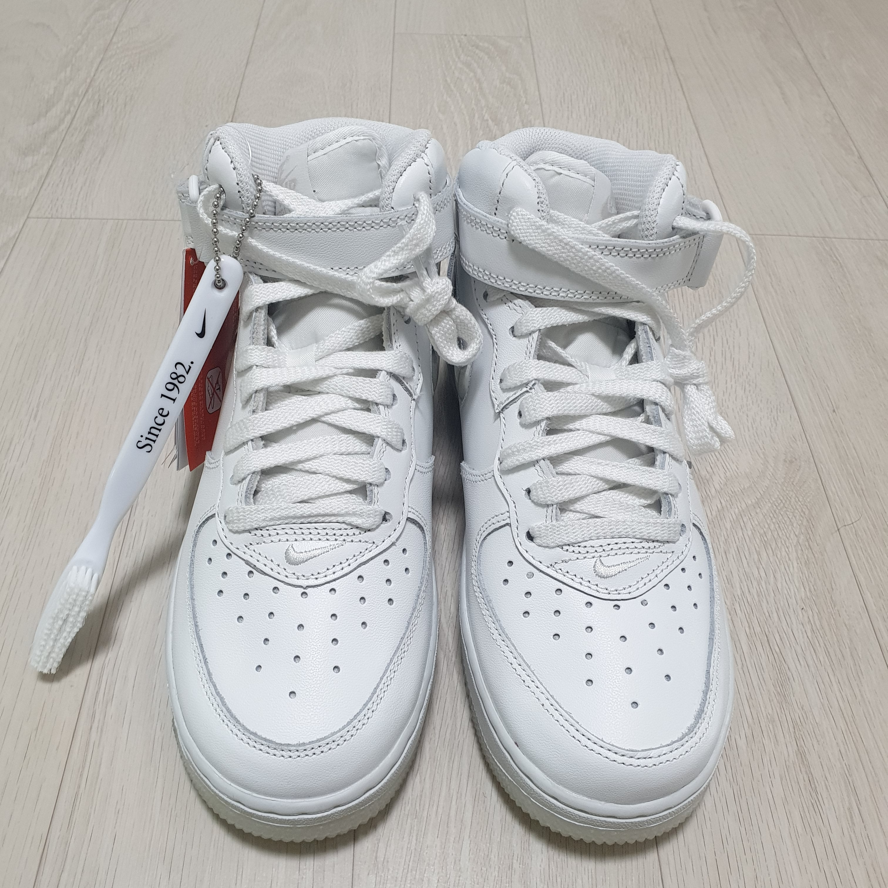 Nike Air Force 1 Mid '07 Color of the Month Summit White 착용 스타일 - 1
