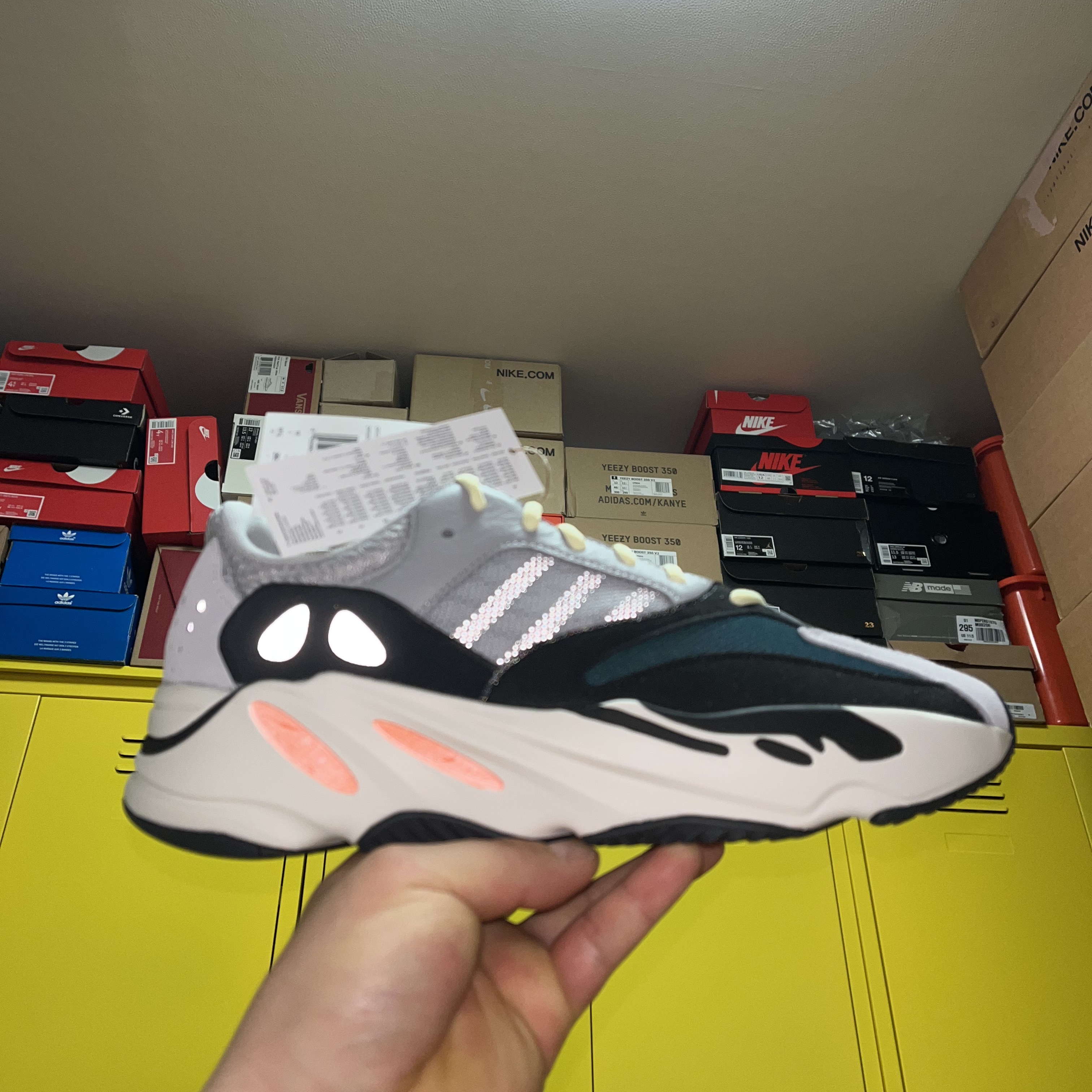 Adidas Yeezy Boost 700 Wave Runner Solid Grey 2021/2022, Adidas Yeezy Boost 700 Wave Runner Solid Grey 2017/2019 착용 스타일 - 2