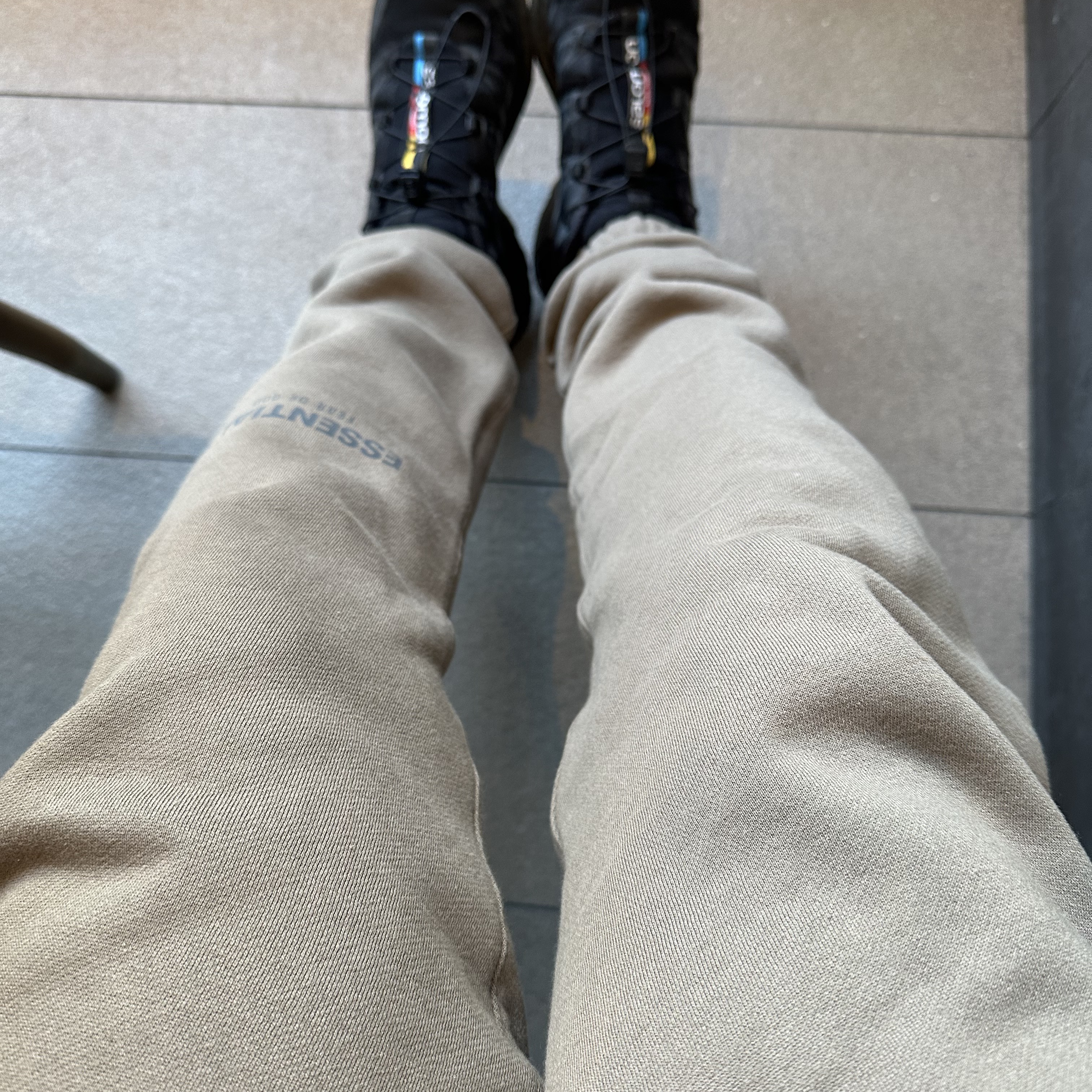 Essentials Sweatpants Harvest - 21FW 착용 스타일
