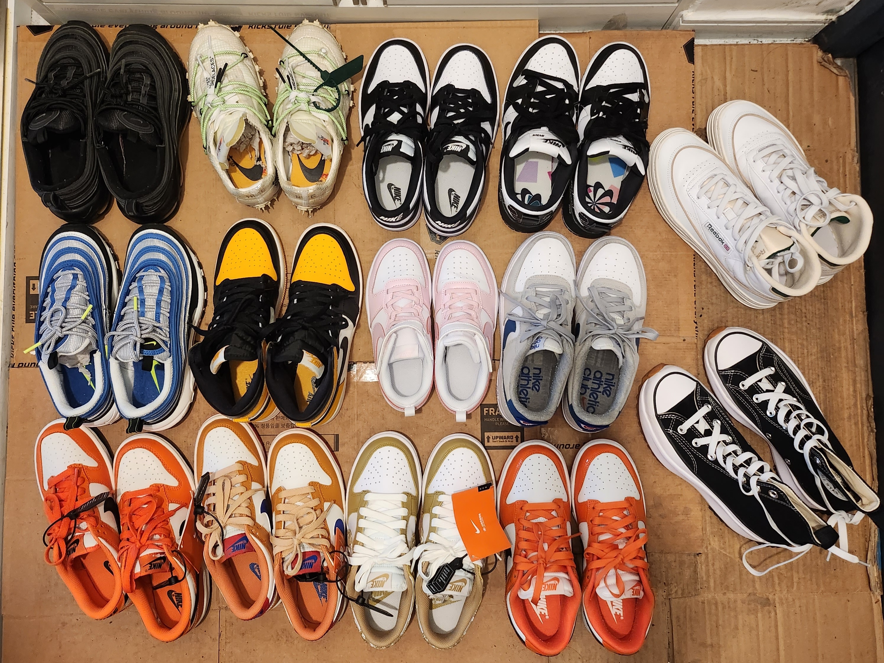 (GS) Jordan 1 Retro High OG Taxi, (W) Nike Dunk Low Essential Barley Paisley 착용 스타일