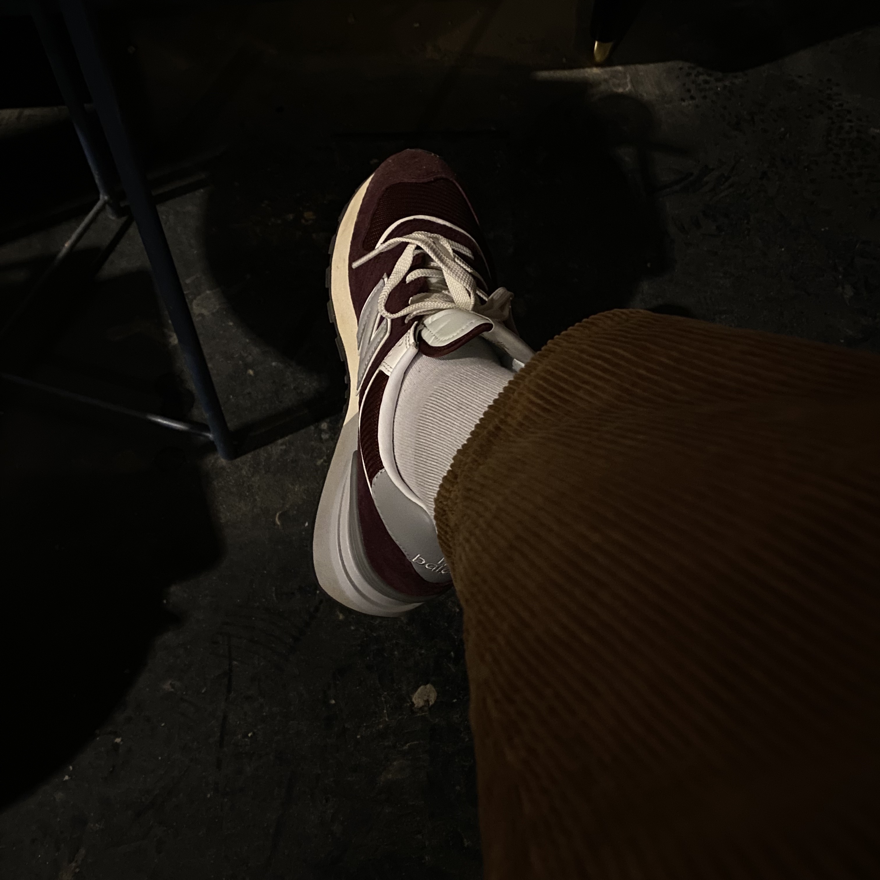 New Balance 574 Legacy Burgundy 착용 스타일 - 2
