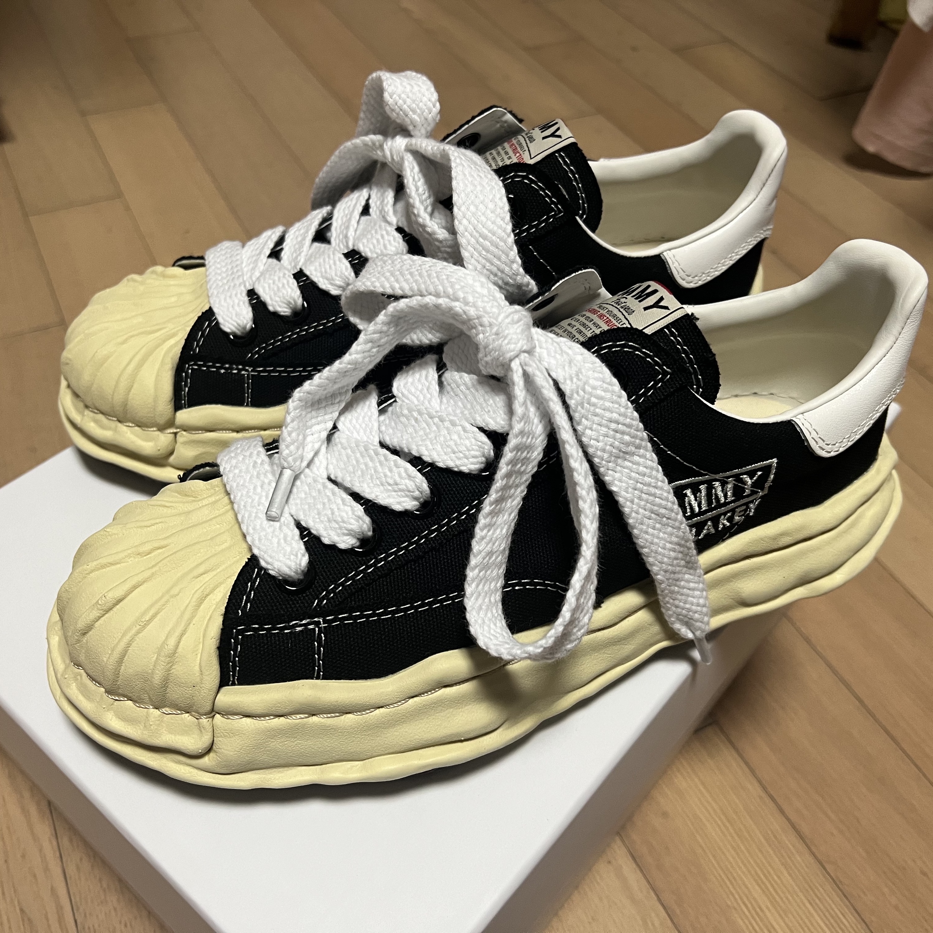 Maison Mihara Yasuhiro Blakey VL OG Sole Canvas Low-top Sneakers Black 착용 스타일 - 1