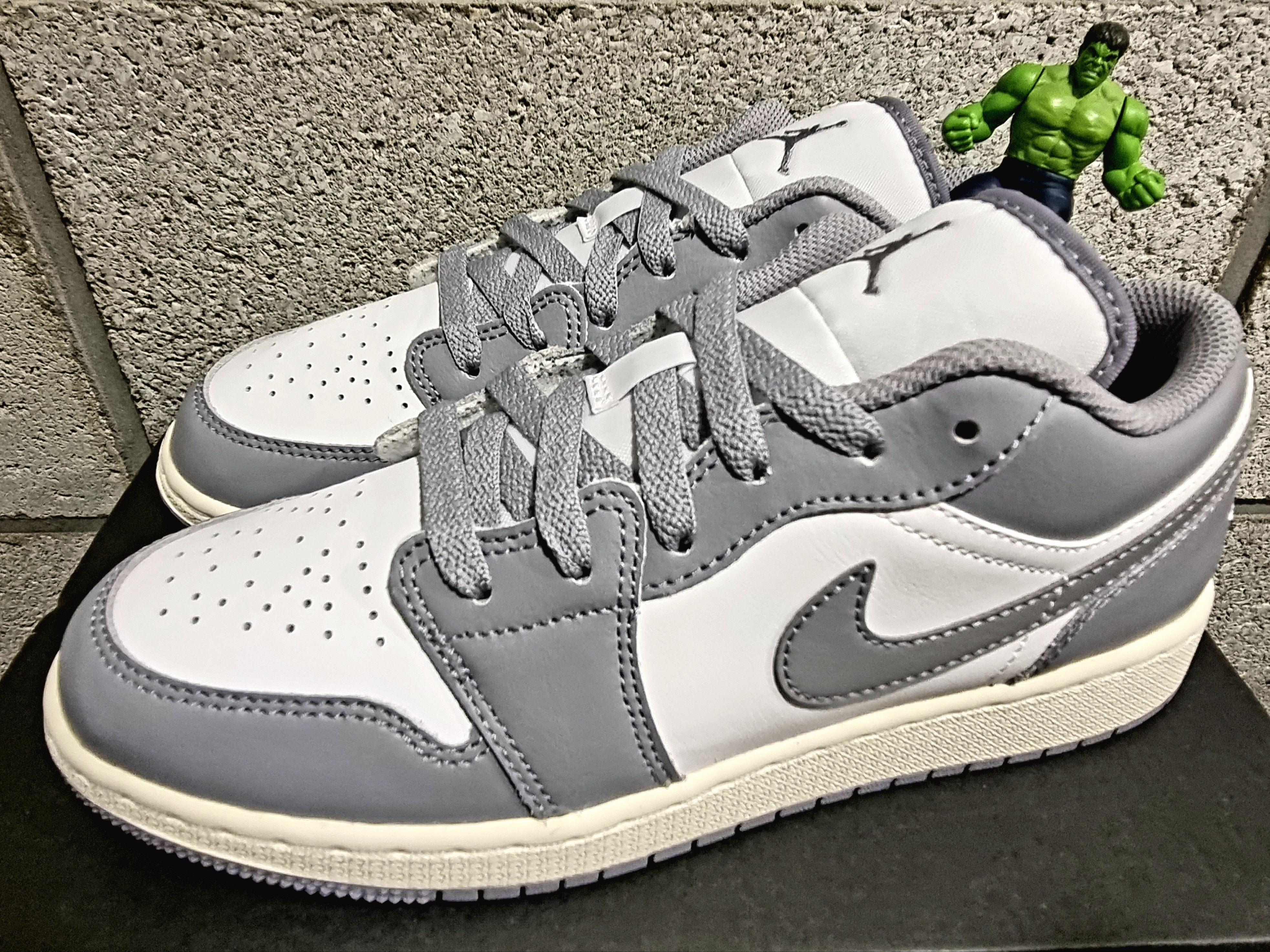 (GS) Jordan 1 Low Stealth and White 착용 스타일 - 1