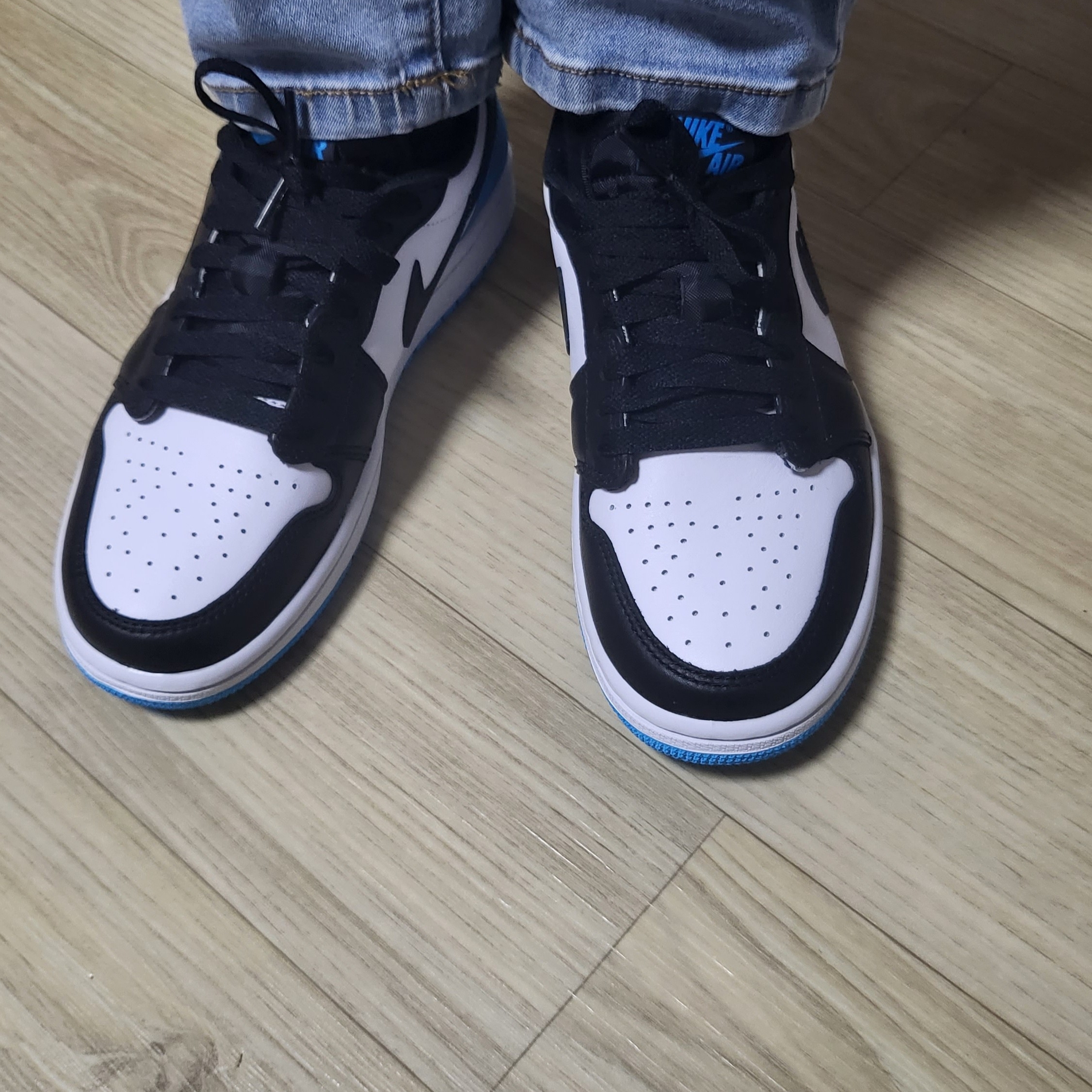 (W) Jordan 1 Retro Low OG Black and Dark Powder Blue 착용 스타일 - 1