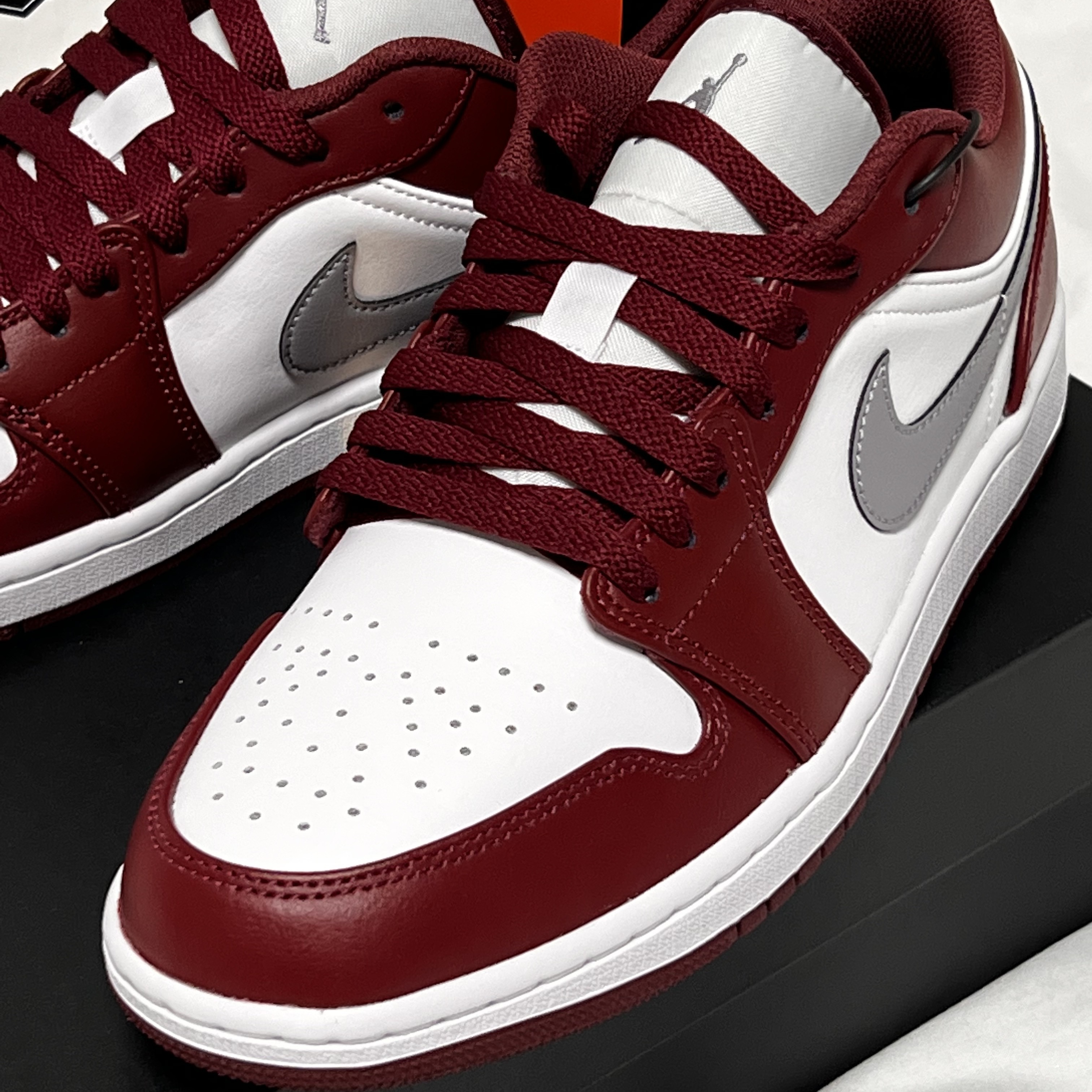 Jordan 1 Low Cherrywood Red 착용 스타일